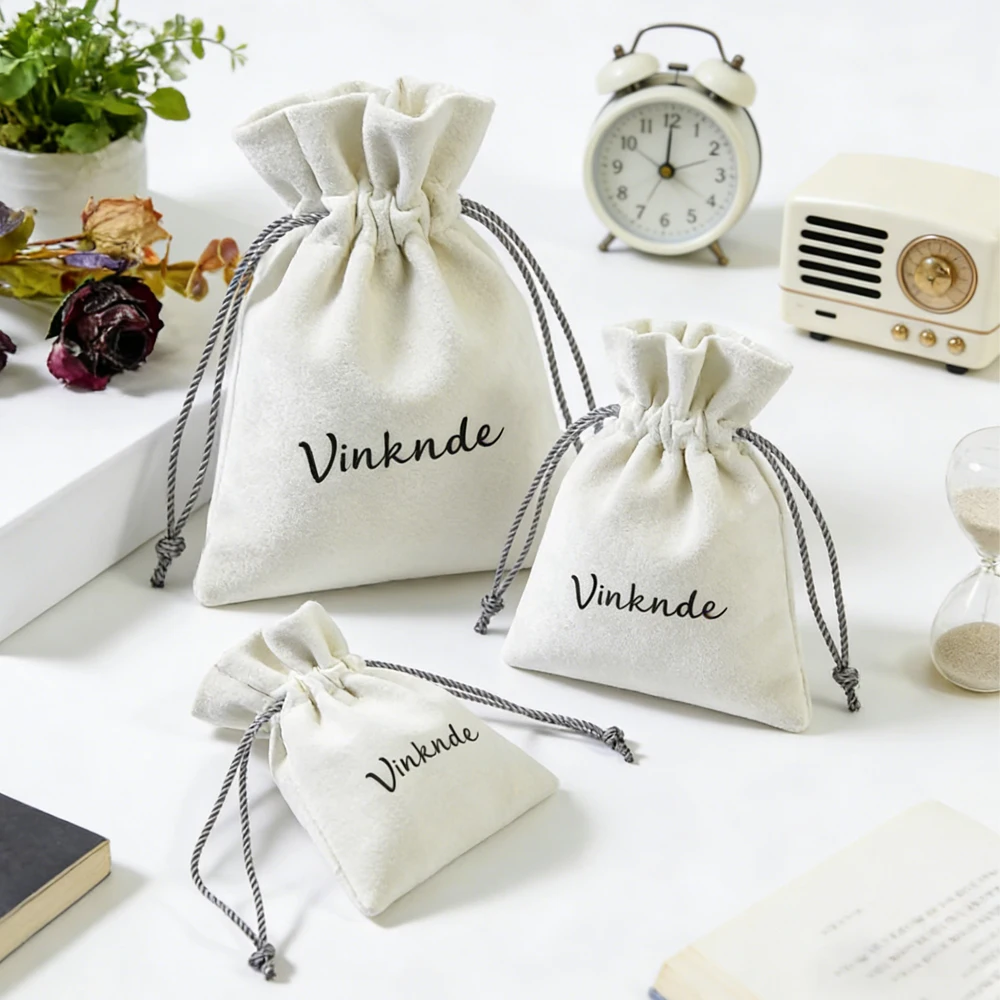 

100pcs 7x9cm Custom Logo Velvet Drawstring Jewelry Bag Reusable Perfume Earring Storage Microfiber Suede Pouch Wedding Gift Sack