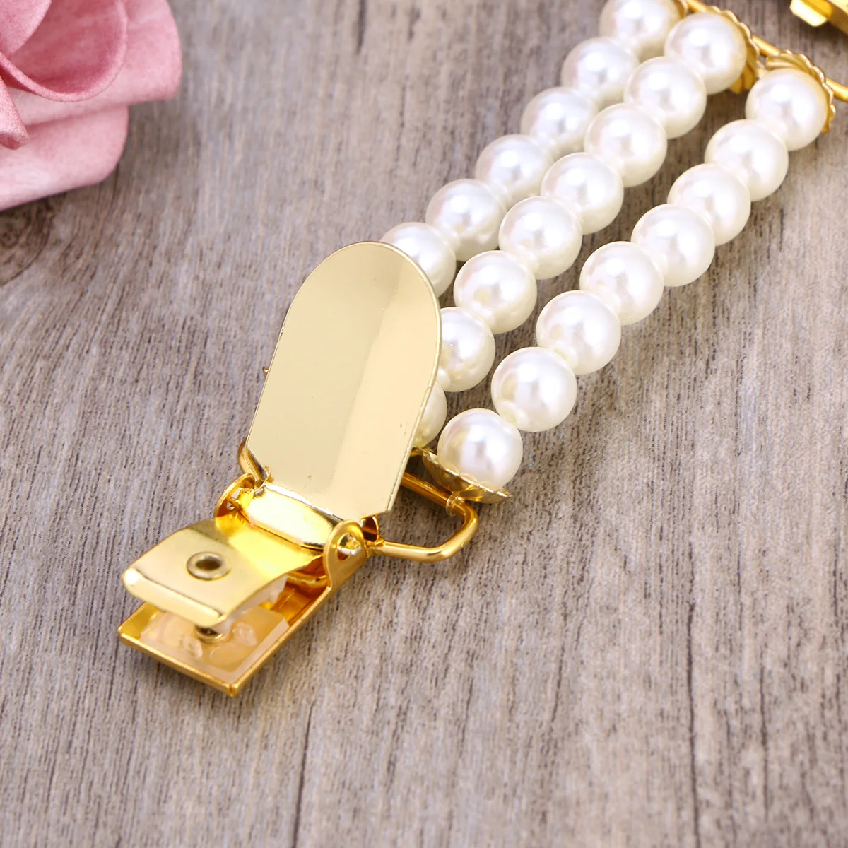 

White Imitation Pearl Sweater Clip Vintage Elegant Chain Closure for Cardigan Blouse Shawl Lightweight Jacket Women Accessory