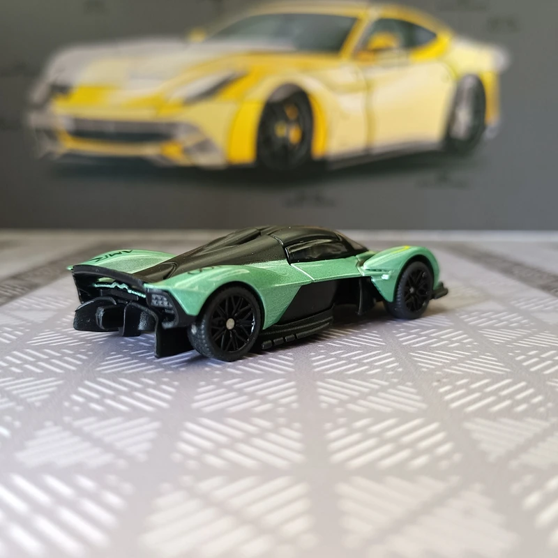 

Модель спортивного автомобиля Aston Martin V12 из сплава, масштаб 1:64, подходит для коллекции и может быть подарен друзьям на день рождения.