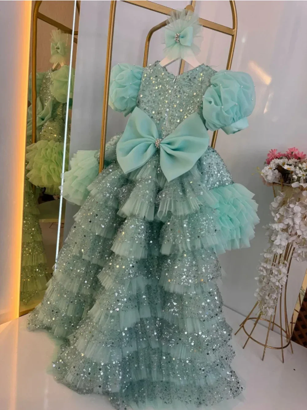 Maßgeschneidertes Blumenmädchenkleid mit Puffärmeln, Federn und Pailletten, Schleppkleid für Hochzeiten, Kindergeburtstage, Festliche Abendkleider فساتين بنات