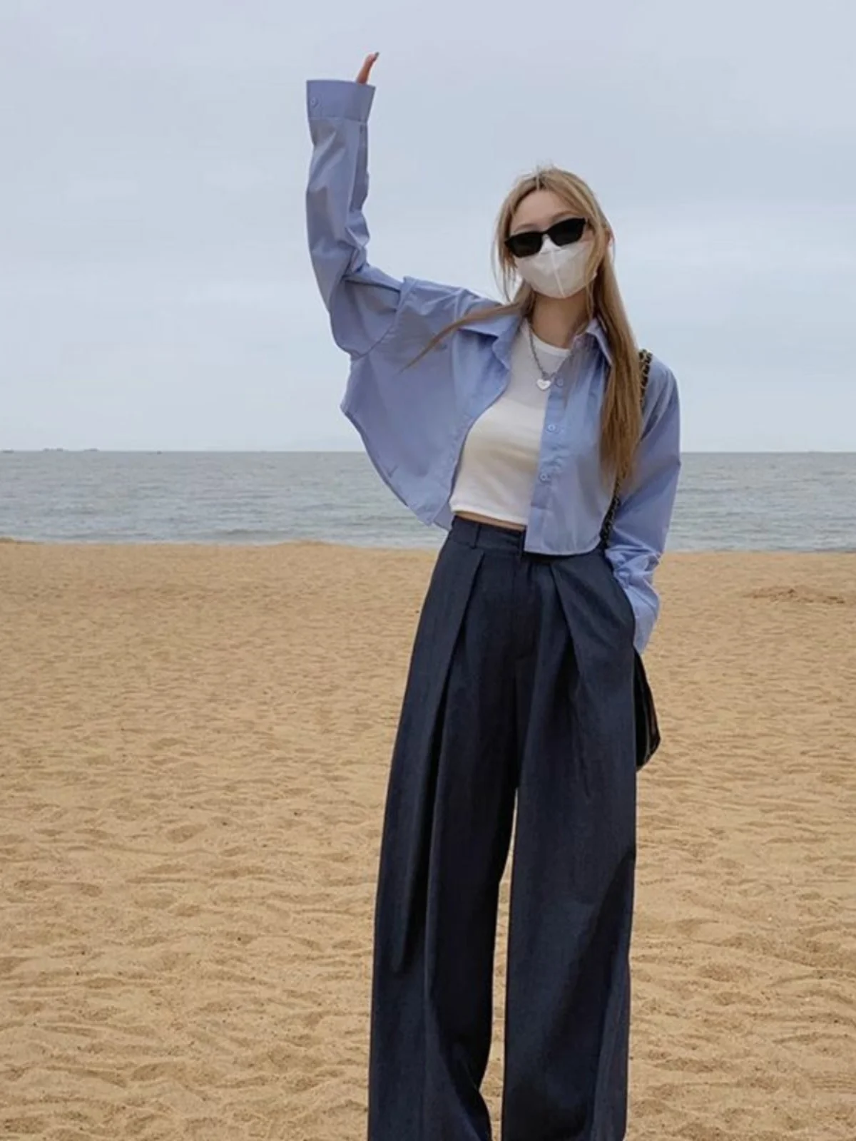 

Синяя свободная укороченная рубашка с длинным рукавом для женщин, в уличном стиле, из полиэстера, весна-лето, на одной пуговице, новый стиль, топ