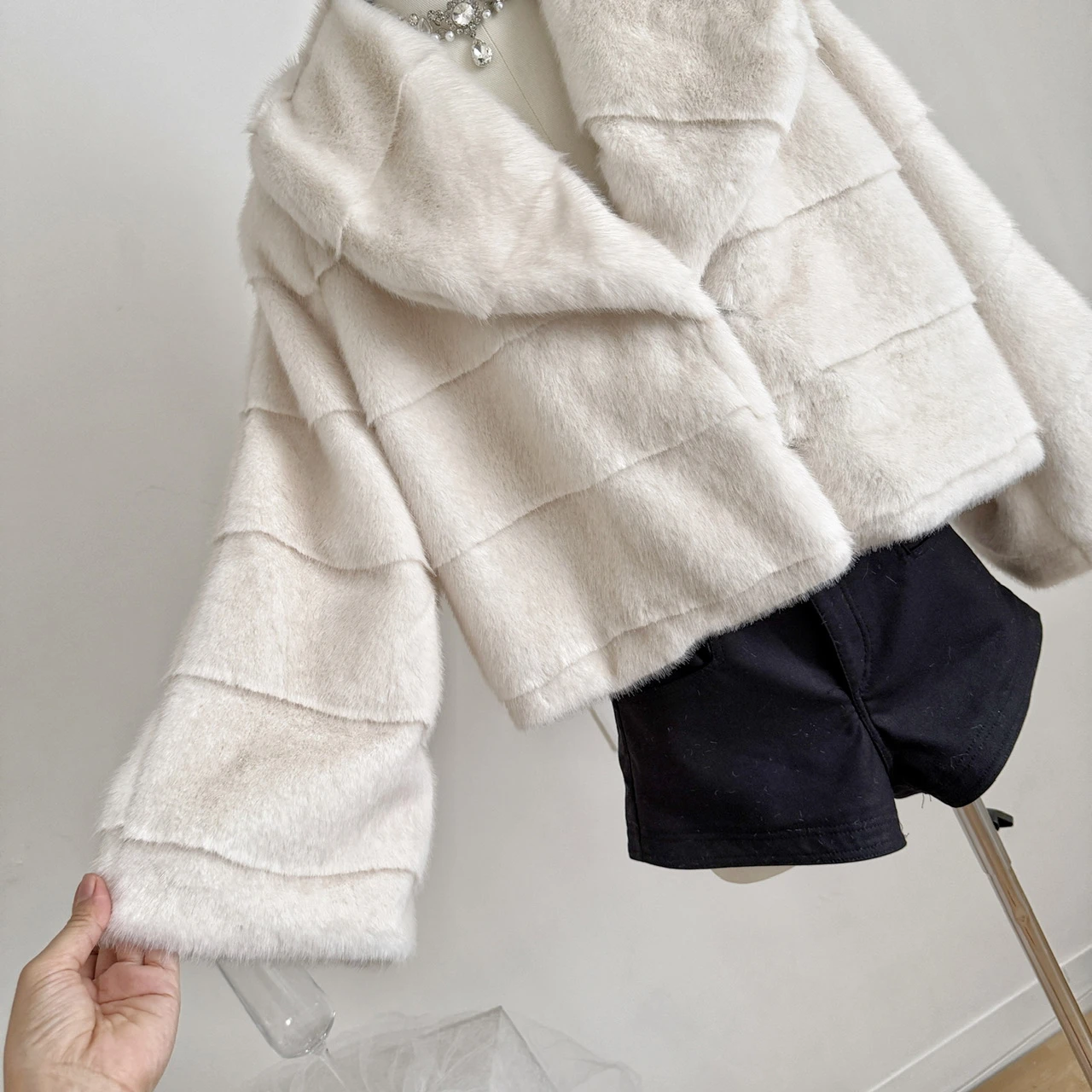 เสื้อโค้ทขนเฟอร์เทียมสำหรับผู้หญิง สไตล์หรูหรา แขนยาว ปกพับได้ ทรงหลวม สีพื้น สำหรับฤดูใบไม้ร่วงและฤดูหนาว