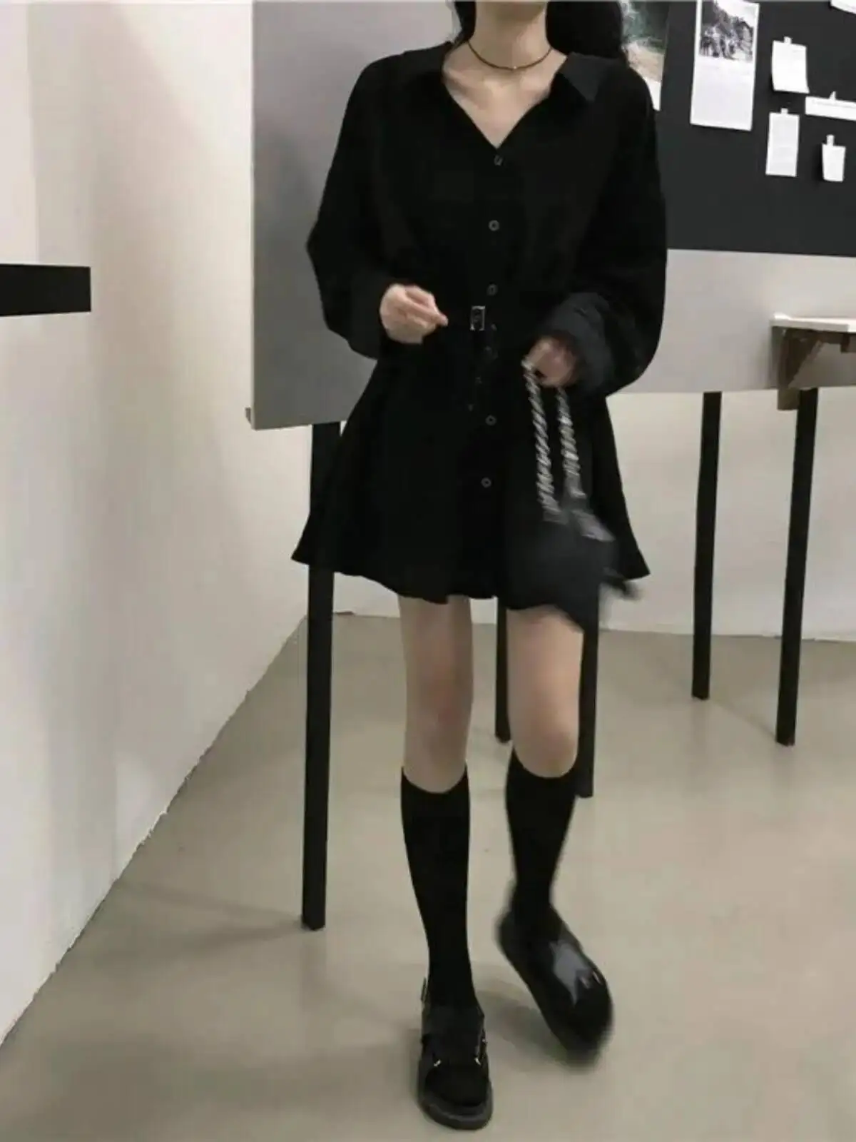 ชุดเดรสสีดําฝรั่งเศส 2025 ฤดูใบไม้ผลิใหม่ผู้หญิงเข้ารูปพอดีเอวชุดเดรสสีดําเล็กๆชุดเสื้อเชิ้ตแขนยาว