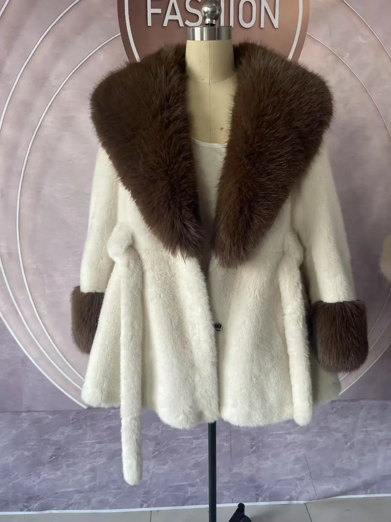 Luxury High Quality New Large Fur Collar Fur Coat Belt Slim Jacket Women Winter Warm Eco-Friendly Mink Fox Fur Coat Premium Tops