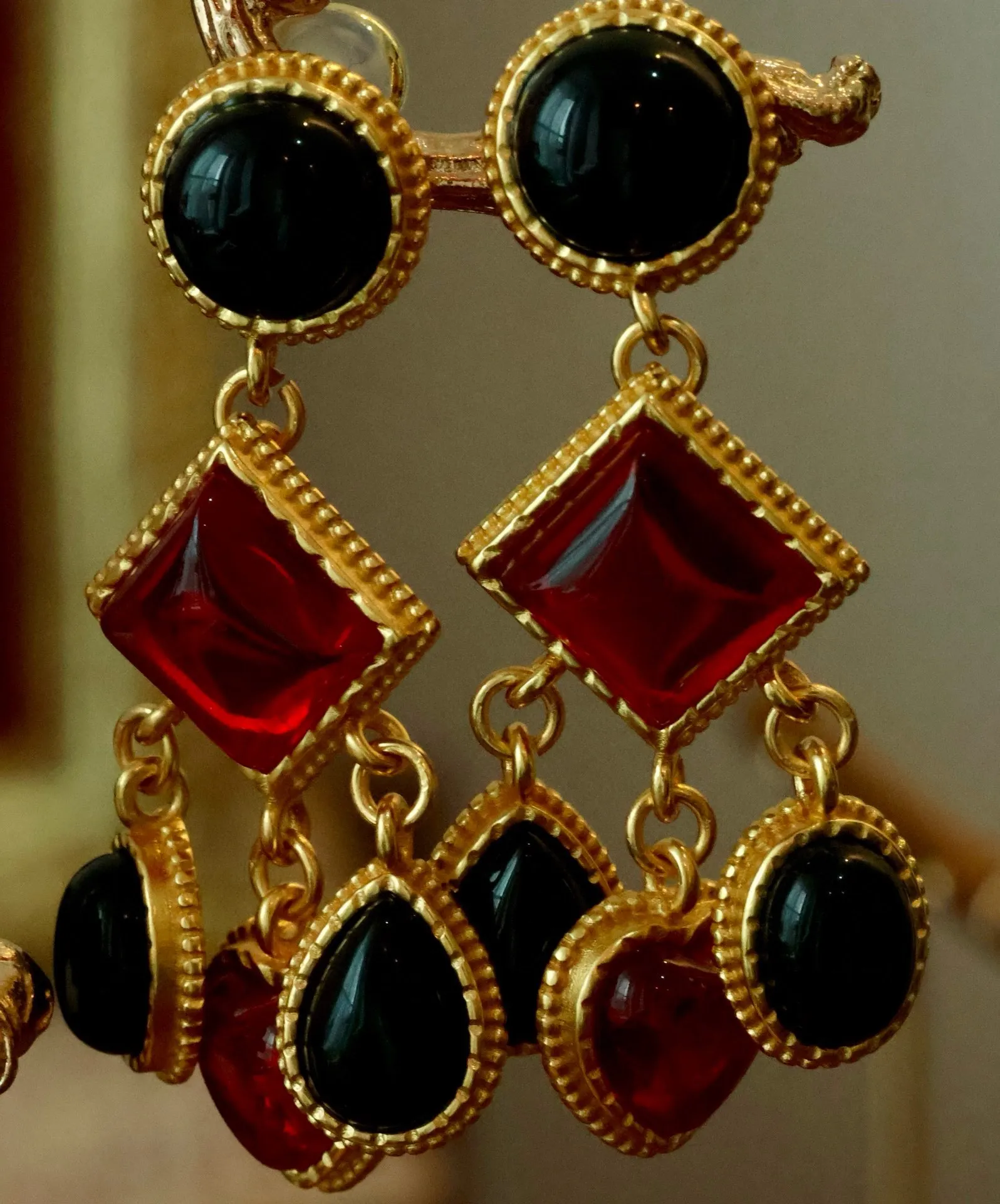 

European and American middle diamond shaped glass earrings