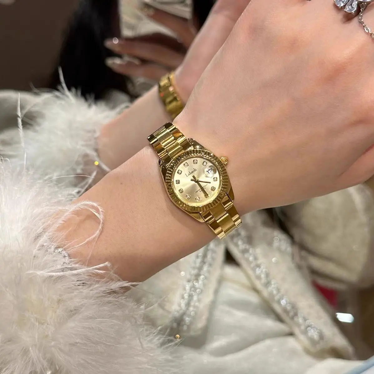 Elegant ladies watch, the same style small gold watch, personality and creative design, simple steel band, elegant ladies watch