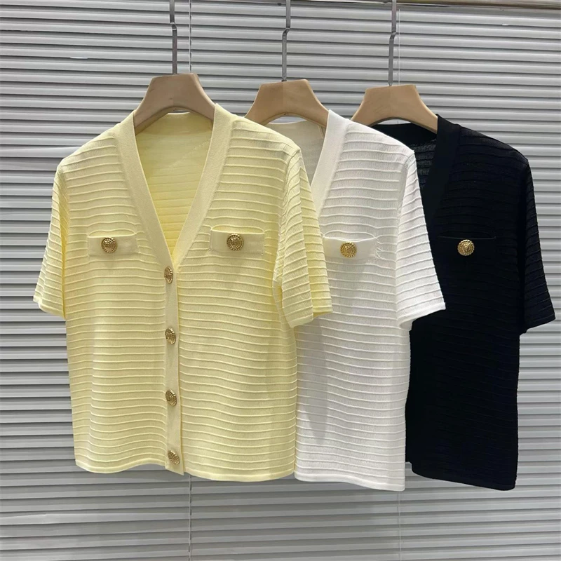 

Новая летняя трикотажная футболка с V-образным вырезом, металлическими пуговицами и полосками, с коротким рукавом, высококачественный модный повседневный свободный топ в стиле Y2K