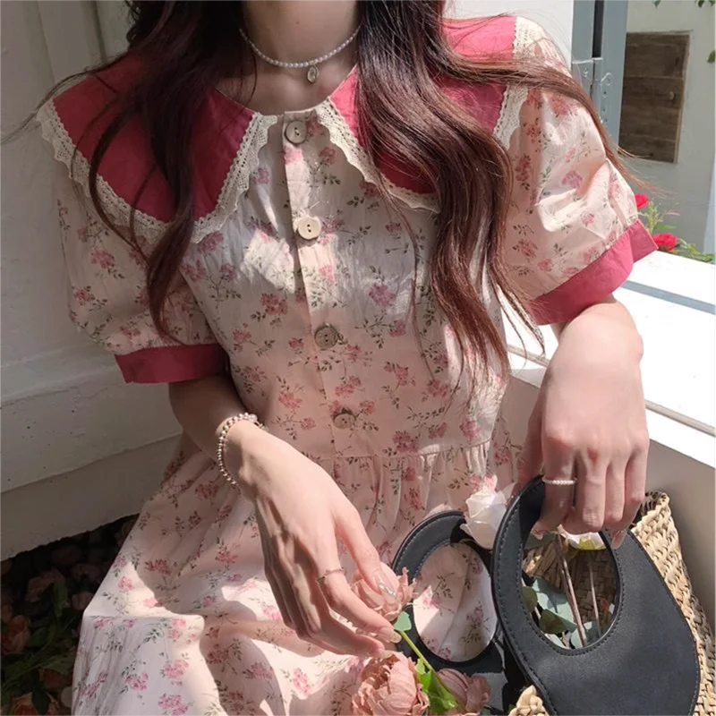 

Летнее женское платье больших размеров (до 136 кг) с цветными блоками, воротником «Питер Пэн», рукавами-фонариками, цветочным принтом, длинное, А-силуэт, с эффектом омоложения