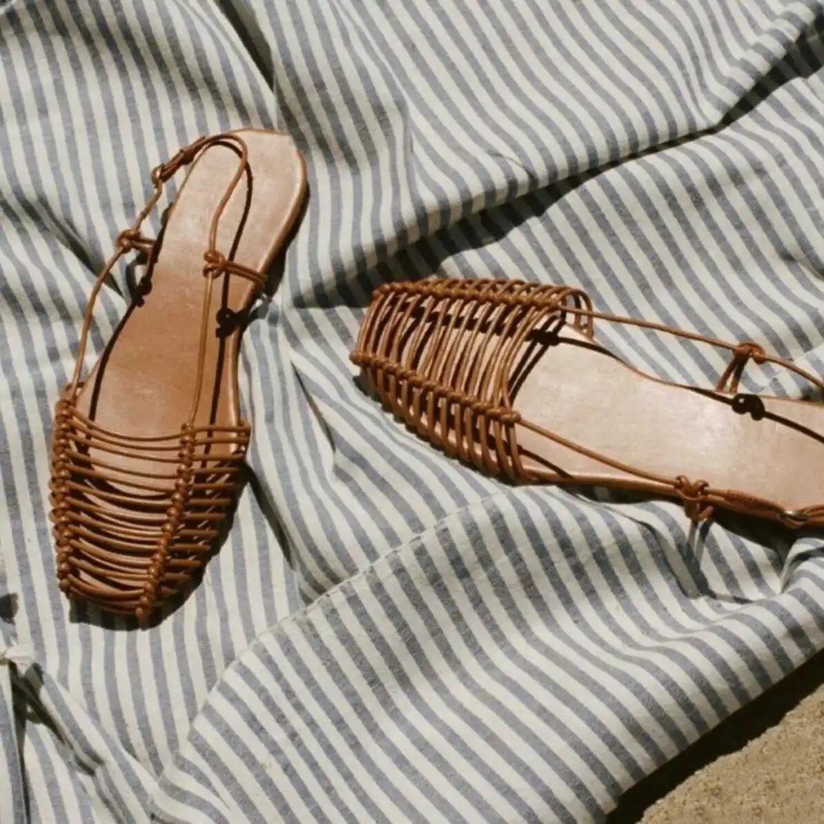 Sandálias de Couro Trançadas com Fundo Plano Estilo Romano Sandálias de Praia Fenas Faionáveis Respirável Slip-On com S...