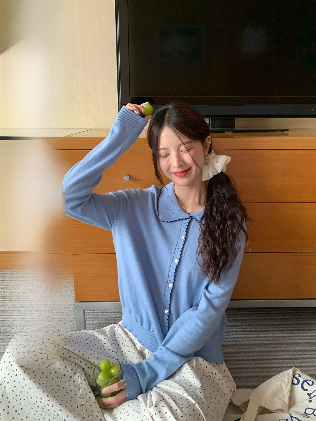 

Мягкий вязаный кардиган с цветочной вышивкой в корейском стиле, элегантный, стройнящий, уникальный, для повседневной носки, для женщин