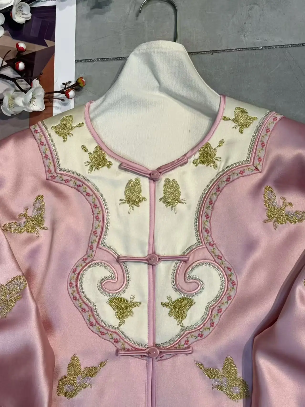 خريف شتاء جديد الصينية الجولة الرقبة خلات النسيج Ruyi + الذهب فراشة مطرزة أنيقة المرأة سترة قطن S-2XL #3