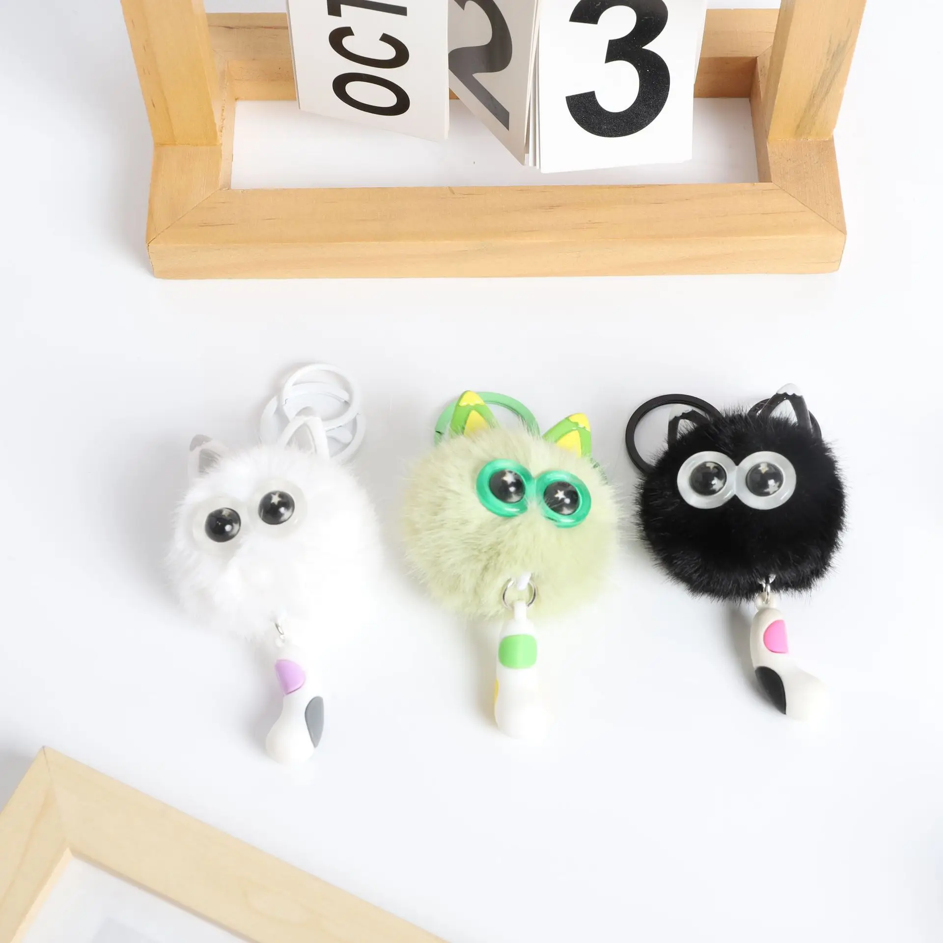 かわいい尻尾付きぬいぐるみキーホルダー - 愛らしいバックパックチャーム、寮のギフトアクセサリー