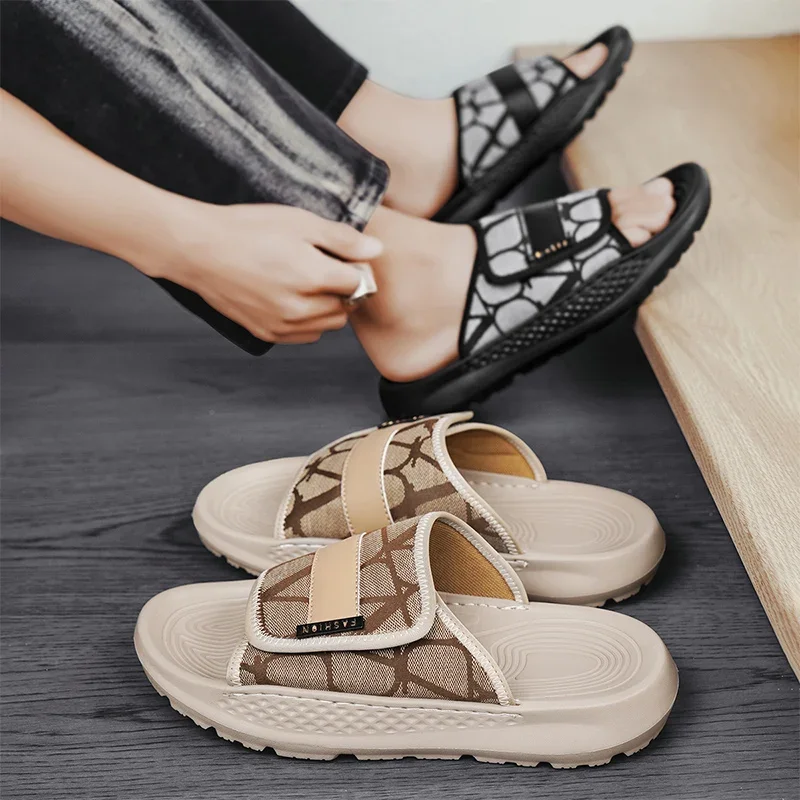 Scarpe da spiaggia traspiranti e confortevoli con suola morbida in EVA estiva Sandali da passeggio antiscivolo maschili alla moda Pantofole casual con suola spessa concisa da uomo