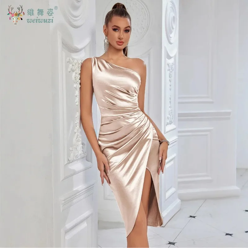 ชุดเดรสผู้หญิงสีพื้นเรียบง่าย ผ้าซาติน ไหล่เดียว จับจีบแบบไม่สมมาตร ผ่าข้าง สั้น หรูหรา สำหรับงานกลางคืน