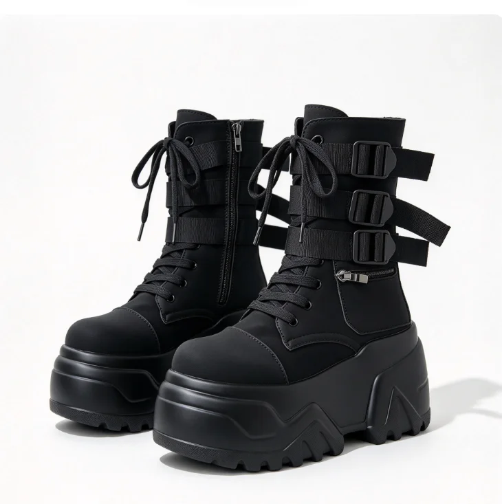 Neue schwarze Plateau-Stiefel im spanischen Stil, mittelhohe Stiefel mit seitlichem Reißverschluss und Schnürung, dunkle Punk-Ritterstiefel mit mehreren Riemen und Schnallen, die die Körpergröße optisch erhöhen. – Detail 9