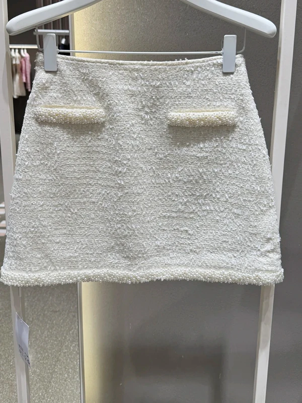 ชุดถักเนื้อผ้าสีขาวแต่งมุก พร้อมเสื้อและกระโปรง 8D SP Heidd เสื้อผ้าแฟชั่นผู้หญิงสำหรับฤดูหนาว 2024