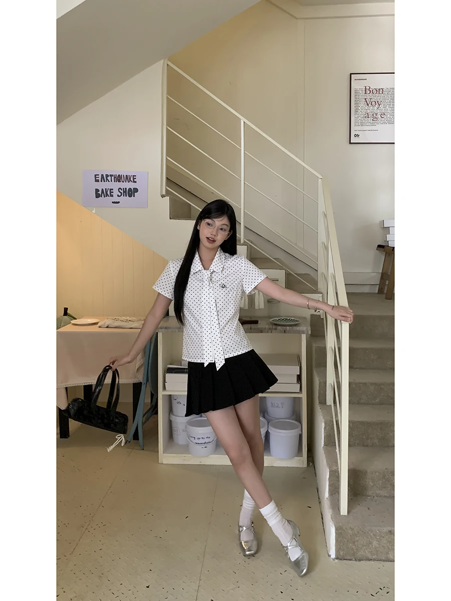 قميص صيفي بأكمام قصيرة للنساء، بلوزة بيضاء منقطة، قميص قصير بتصميم راقي، ياقة بولو مع تفاصيل أزرار، قميص بقصة مستقيمة #4