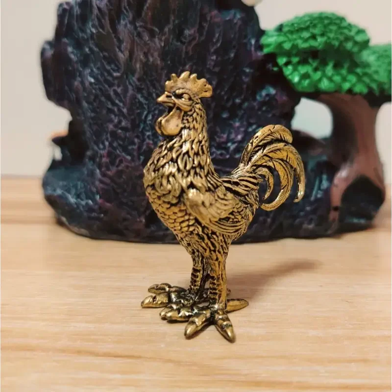 Elegante Hahnenfigur aus Messing – komplizierte goldene Tierdekoration für Zuhause, Büro oder Geschenk, detaillierte Federn und Kamm, rustikaler Tisch – Detail 4