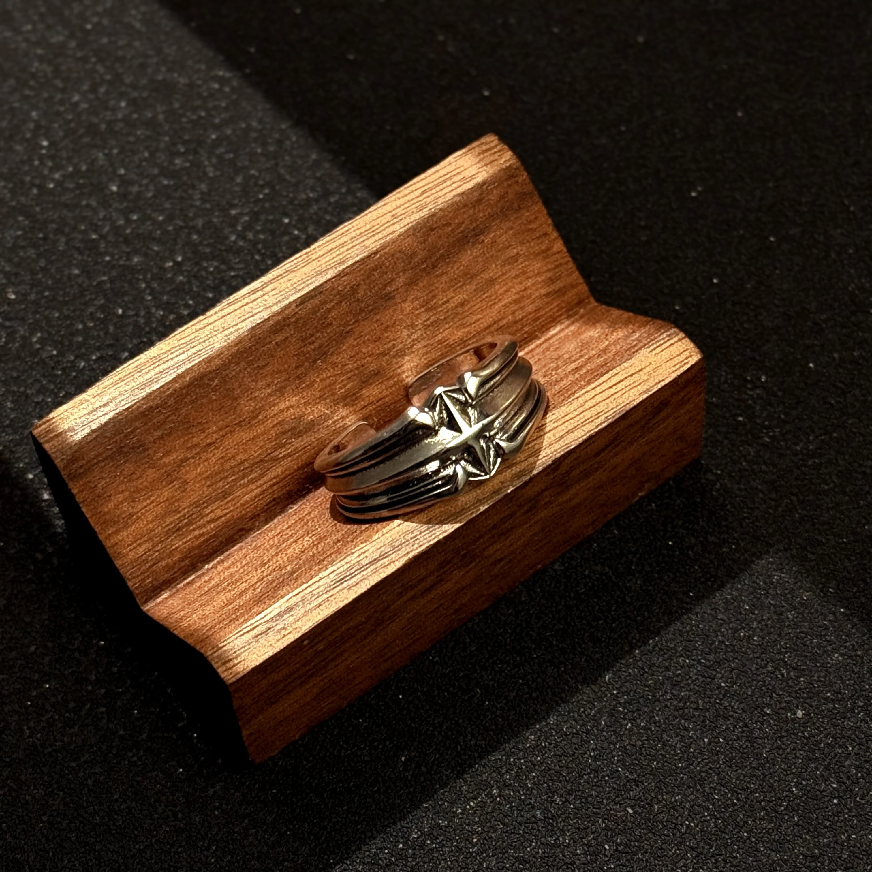 Retro „Astral“ Stern-Ring, verstellbar, offener Ring für Herren, versilbertes Messing, Punk, Gothic, edgy Schmuck, trendige Accessoires, Unisex-Geschenk – Detail 2