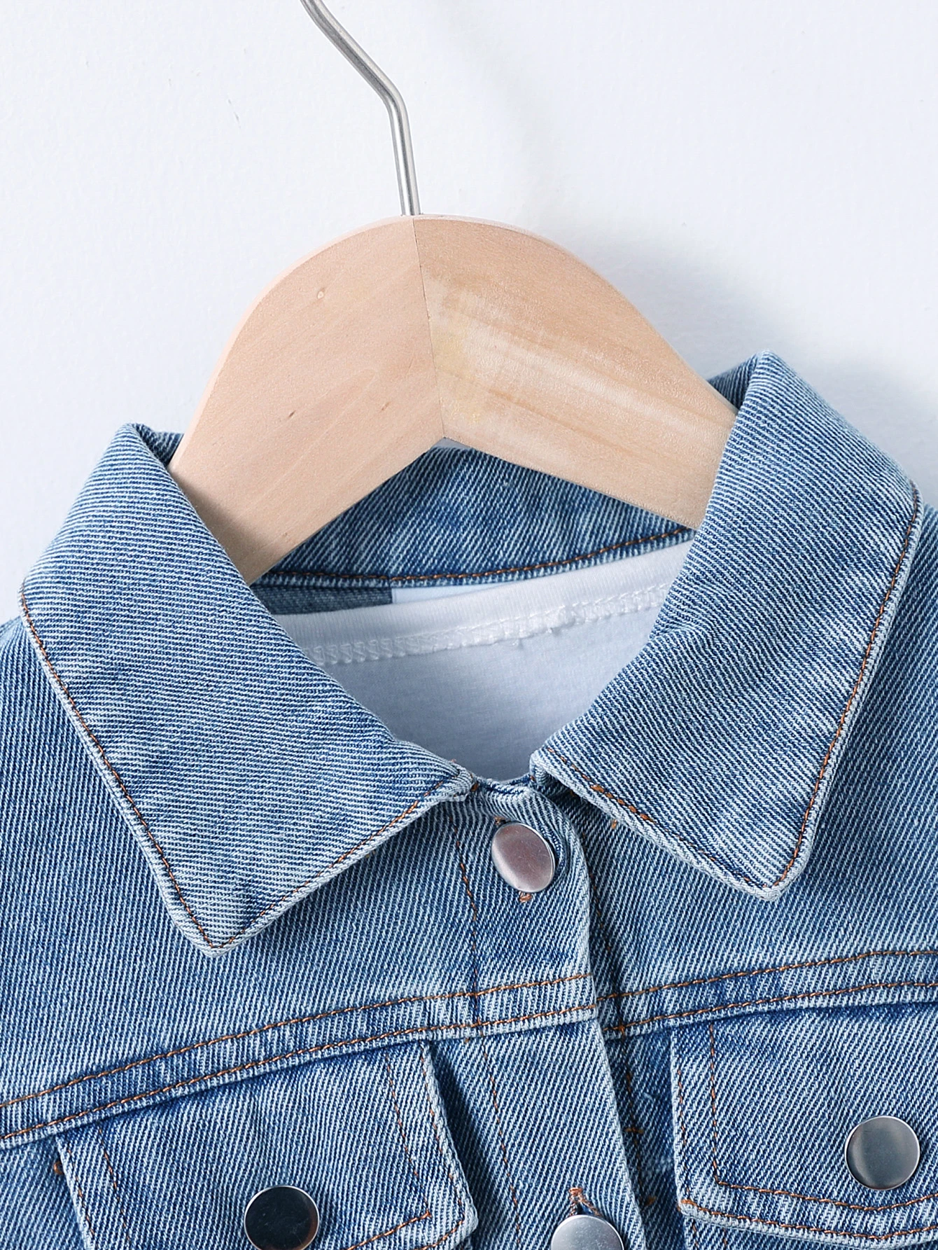 سترة للأطفال بياقة من الدنيم بتصميم كاجوال مع تفاصيل زر واحد، ملابس أساسية يومية، تصميم بسيط من قماش الدنيم #2