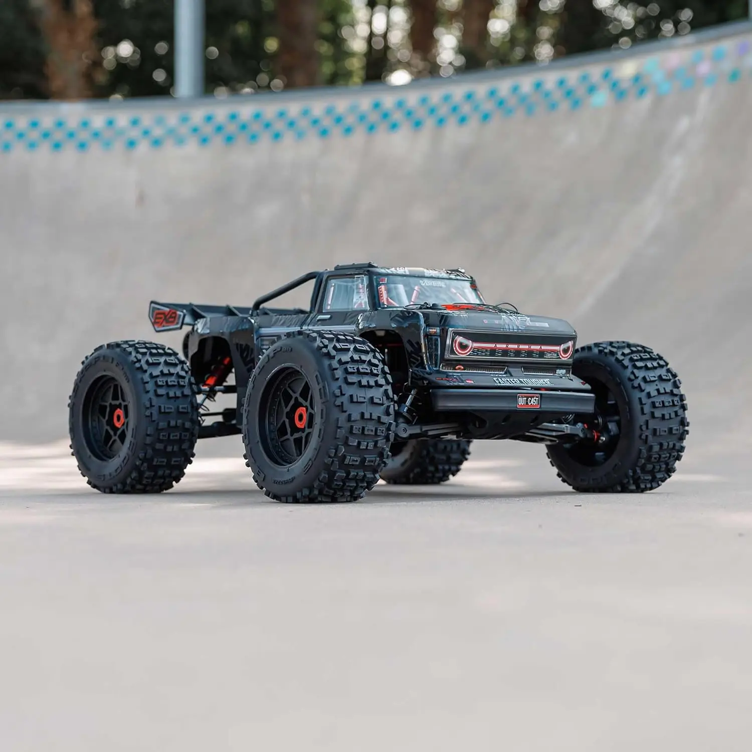 

Радиоуправляемый грузовик Outcast 4X4 8S BLX 1/5 Stunt Truck Black RTR (передатчик и приемник в комплекте, аккумулятор и зарядное устройство в комплект не входит) · Новый