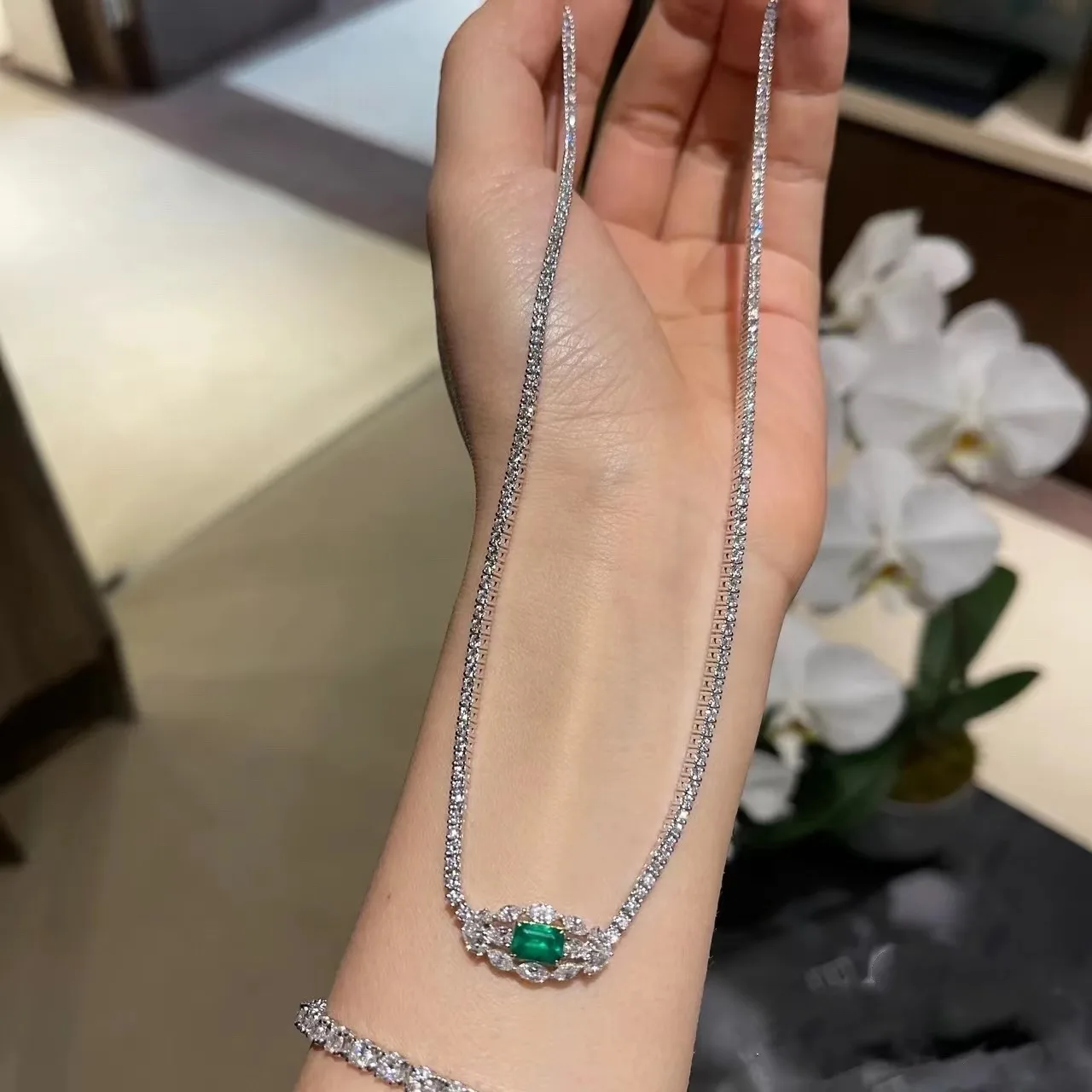 S925 sterling silver necklace, new necklace slightly inlaid with diamonds, grandmother green zircon short collarbone chain.
