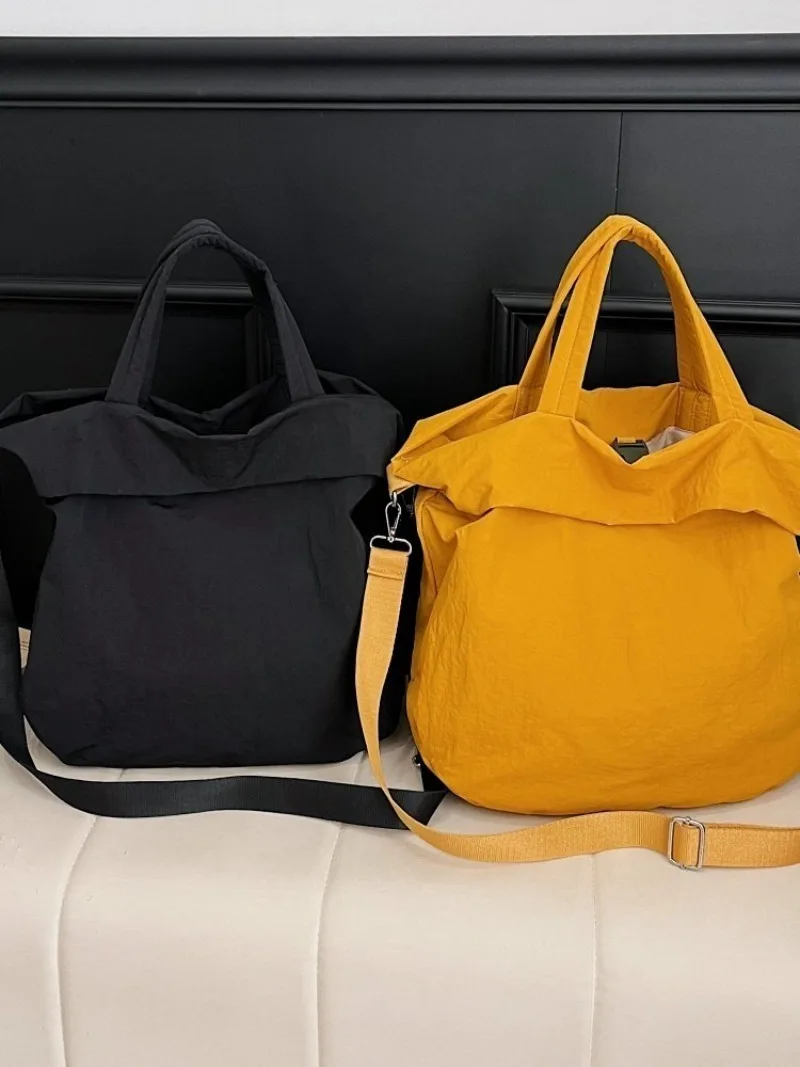 CEEKAY Mattschwarze, gekräuselte Nylon-Umhängetasche, übergroße, weiche Umhängetasche mit einfacher Überschlagöffnung, breiter, verstellbarer Stoffriemen, lässige Handtasche – Detail 7