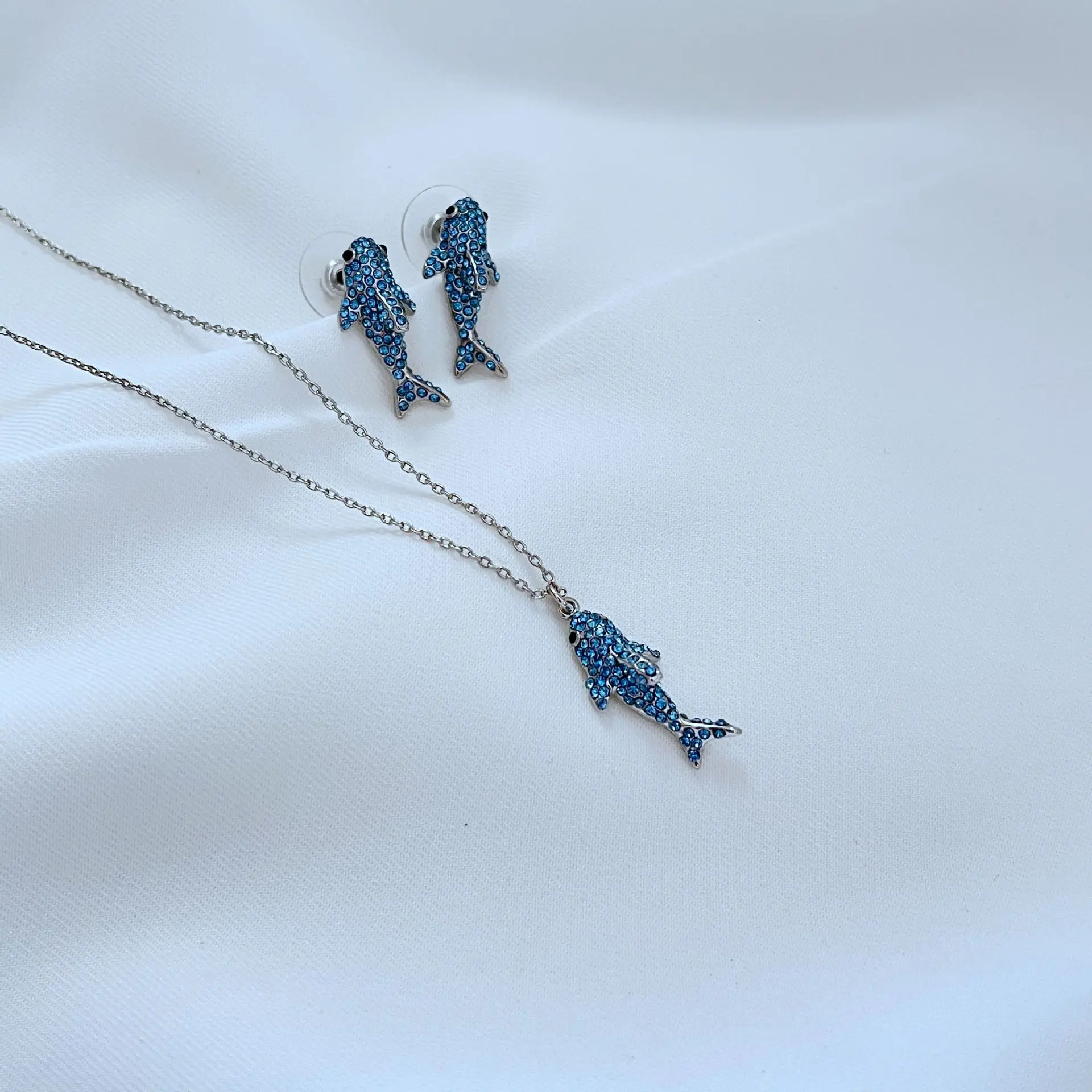 مجموعة أقراط قلادة على شكل حلقة قرش ثلاثية الأبعاد على شكل شخصية أوروبية وأمريكية حلوة ولطيفة باللون الأزرق المحيطي