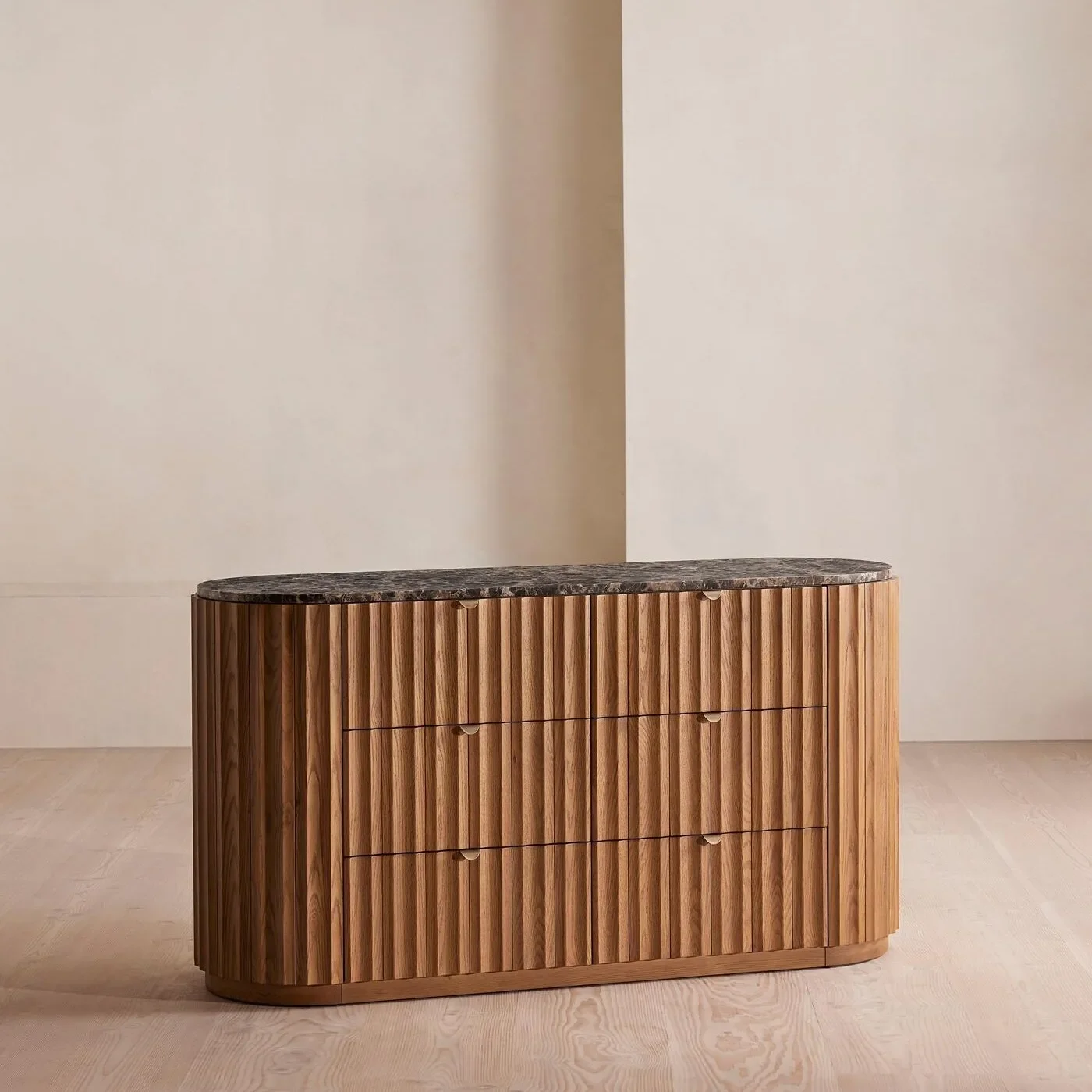 

Декоративный шкаф-тумба из массива дерева для столовой, прихожей или гостиной