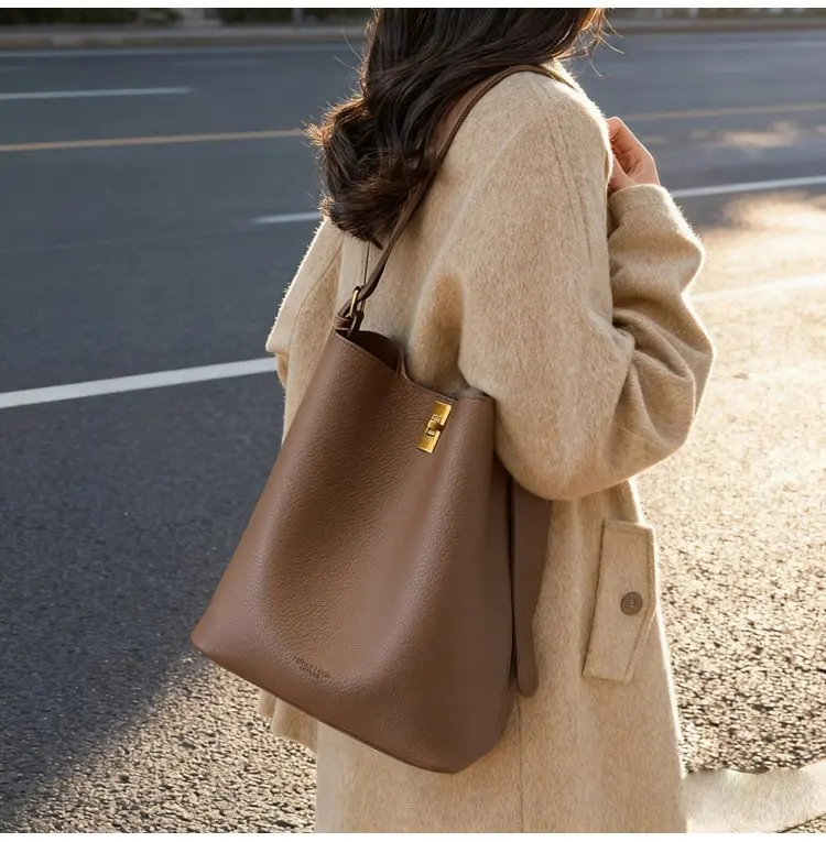 Minimalistische Kamelbraune Kunstleder-Bucket-Bag, genarbte Textur mit Schlossakzent, vielseitige Alltagstasche für Arbeit & Ausflüge – Detail 8