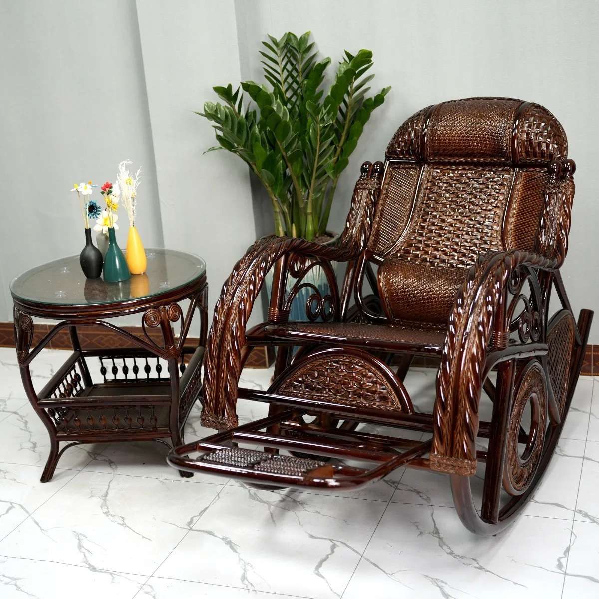 توفر الشركة المصنعة كراسي هزازة من الخيزران الحقيقي للبالغين وكبار السن لأثاث القيلولة المنزلية لغرفة النوم والشرفة