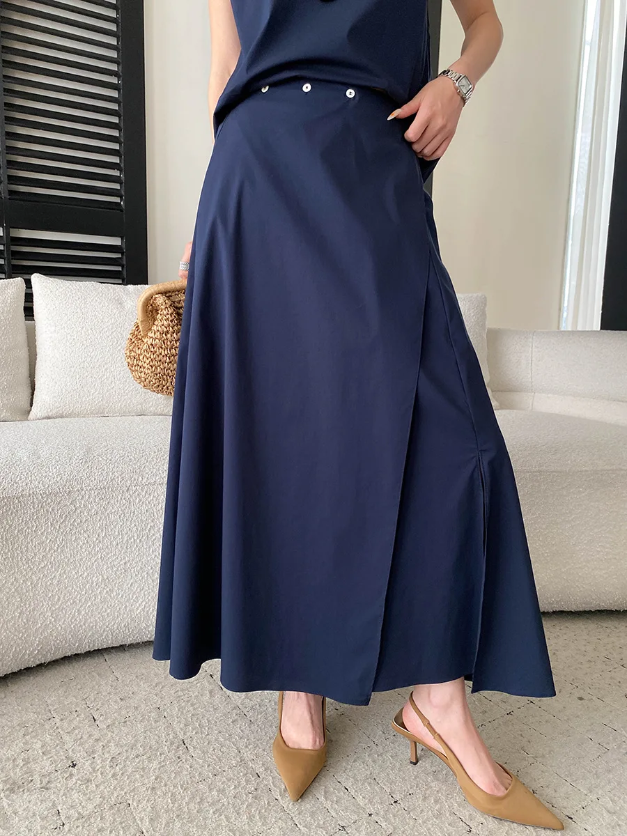 Frühlings- und Sommer-Damen-Set: Lässiges, einfarbiges, unregelmäßig designtes, ärmelloses Westen-Shirt mit Rundhalsausschnitt und Halbrock. – Detail 12
