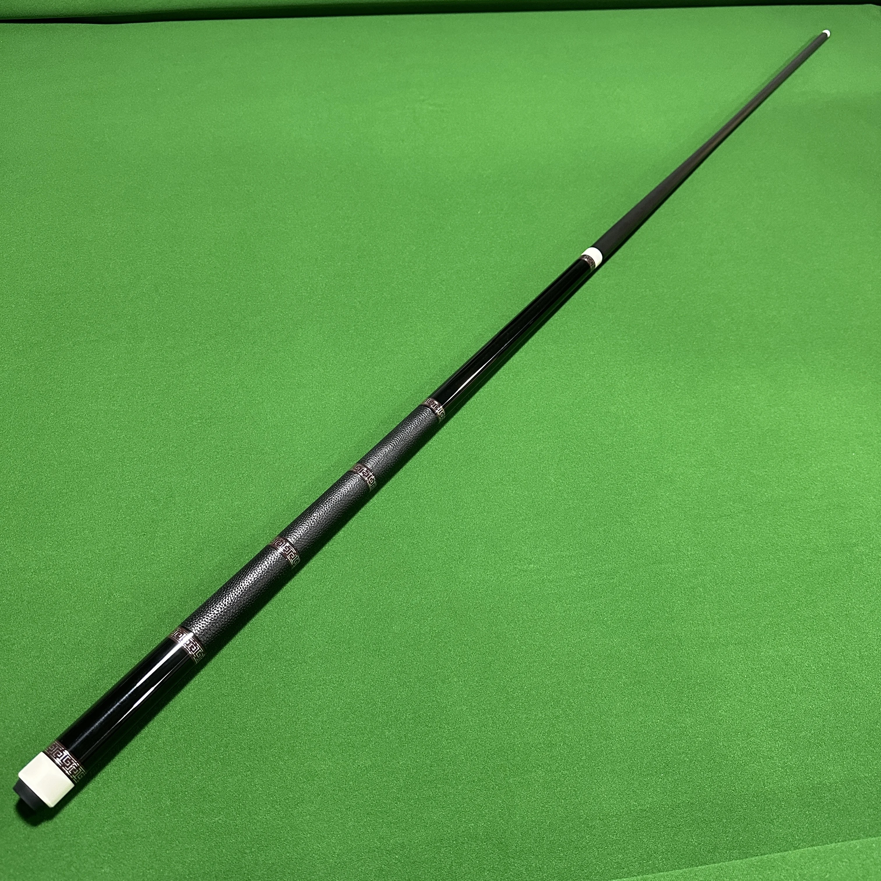 

Бильярдный кий Miao Jin из углеродного волокна, 2-секционный, с карбоновым шафтом, прочными латунными соединениями, длина 145 см, G2824