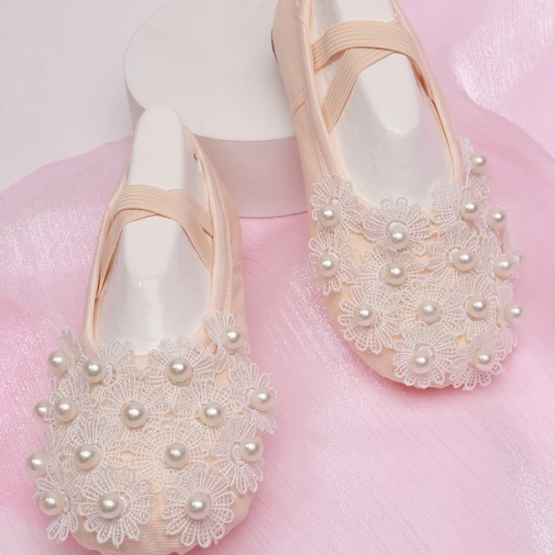 Chaussures de ballet en satin blanc pour dames avec détails en dentelle et perles pour les spectacles de danse