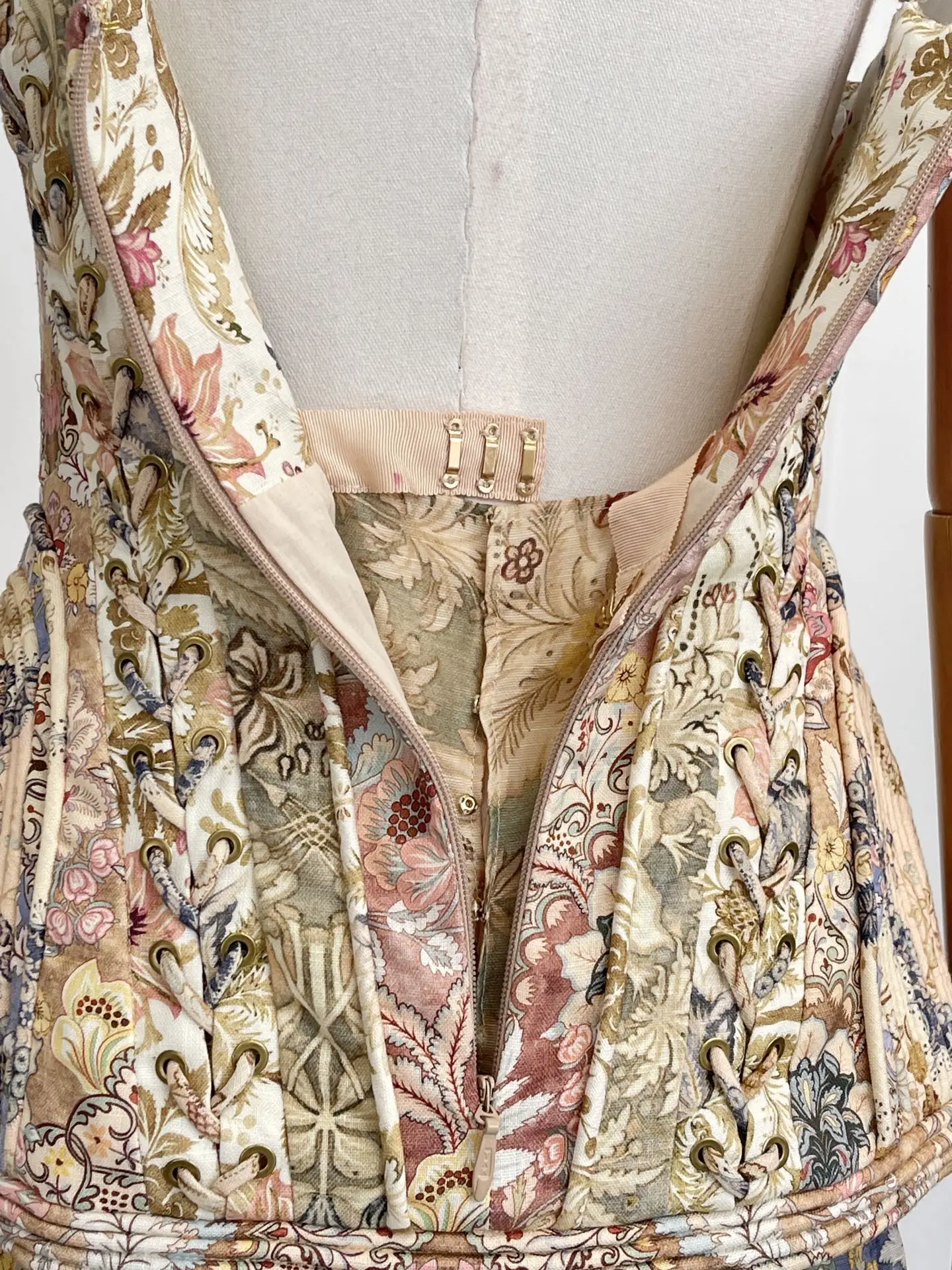 Abito longuette senza schienale senza maniche floreale verde rosa di nuova moda da donna 2025 di alta qualità