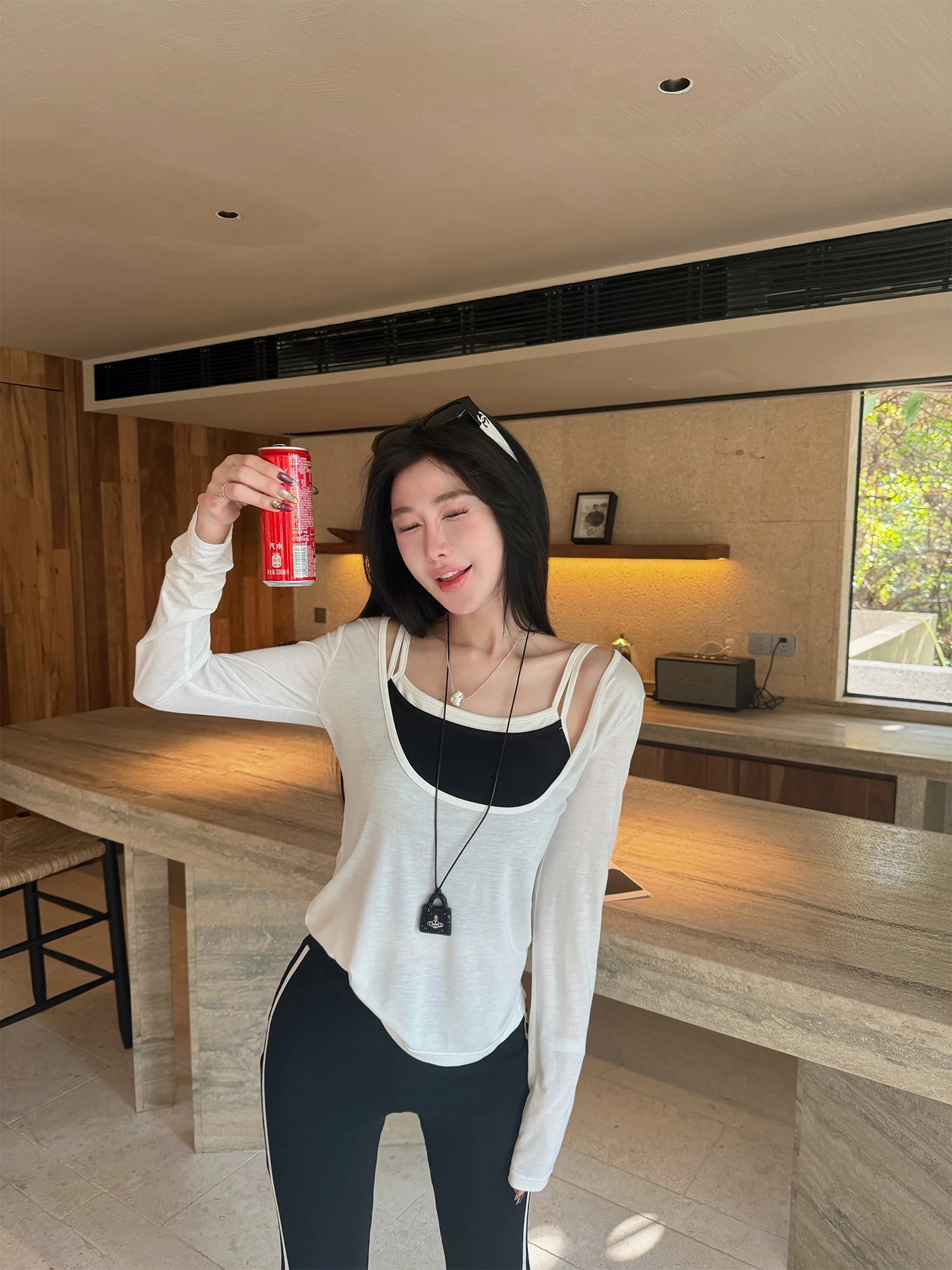 

Комплект LADIESFIRST: весенний повседневный костюм с контрастными цветовыми блоками, топ с U-образным вырезом и длинными рукавами, свободные брюки, комплект из двух предметов