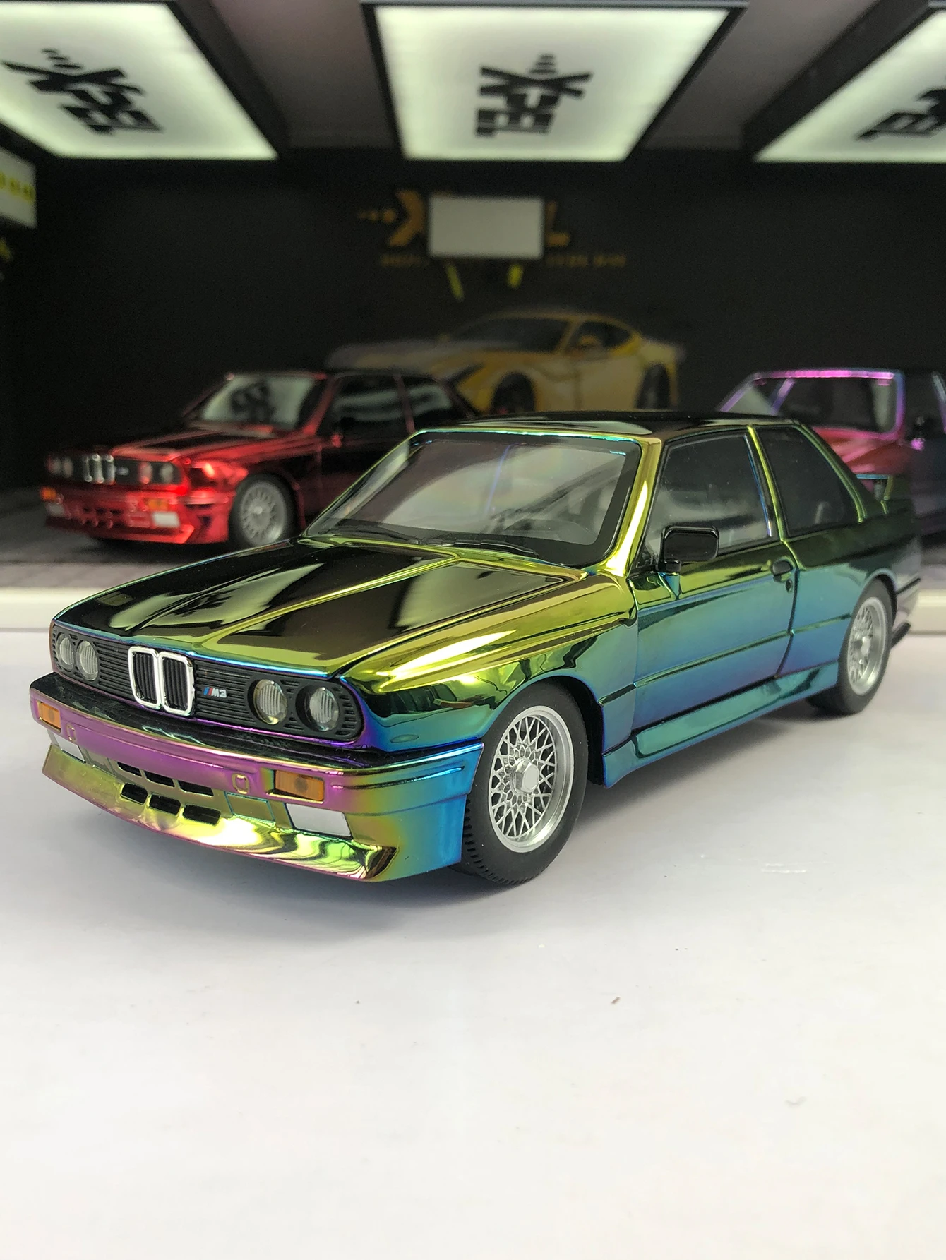 

1:24 имитация ретро-модели автомобиля из цинкового сплава, статическое украшение, металлический коллекционный подарочный автомобиль