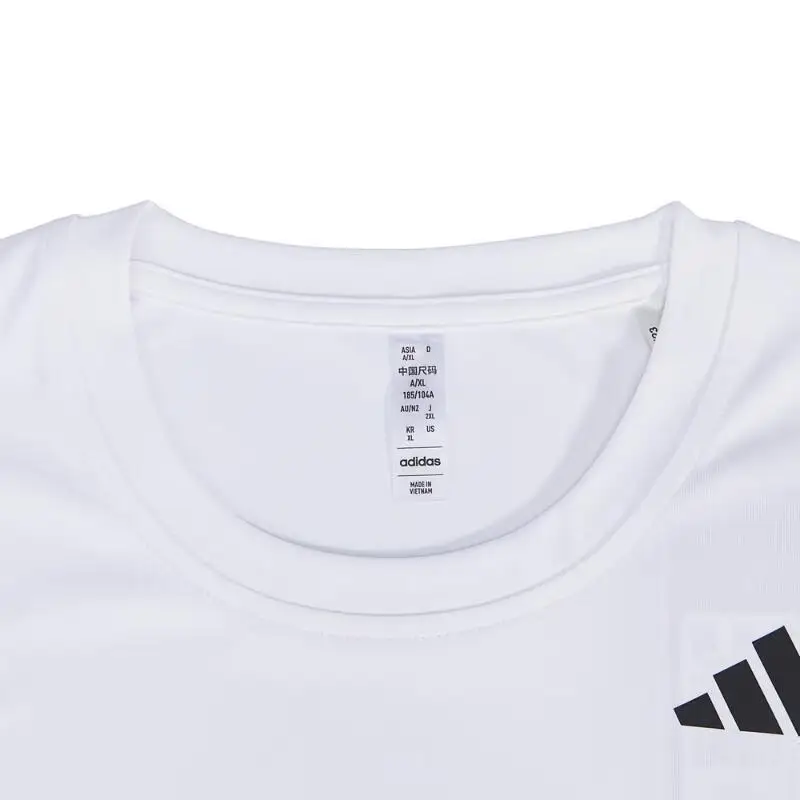 

Мужская спортивная футболка Adidas из дышащей и быстросохнущей ткани, классический дизайн с круглым вырезом, с логотипом значного бренда.