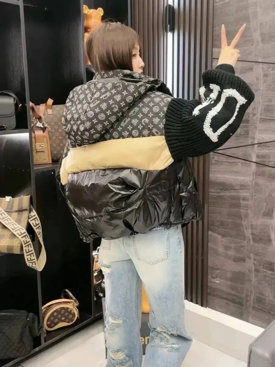 Nouvelle veste en duvet de canard blanc épaisse à manches tricotées, à capuche, en denim patchwork tendance pour femmes, avec lettres et fleurs