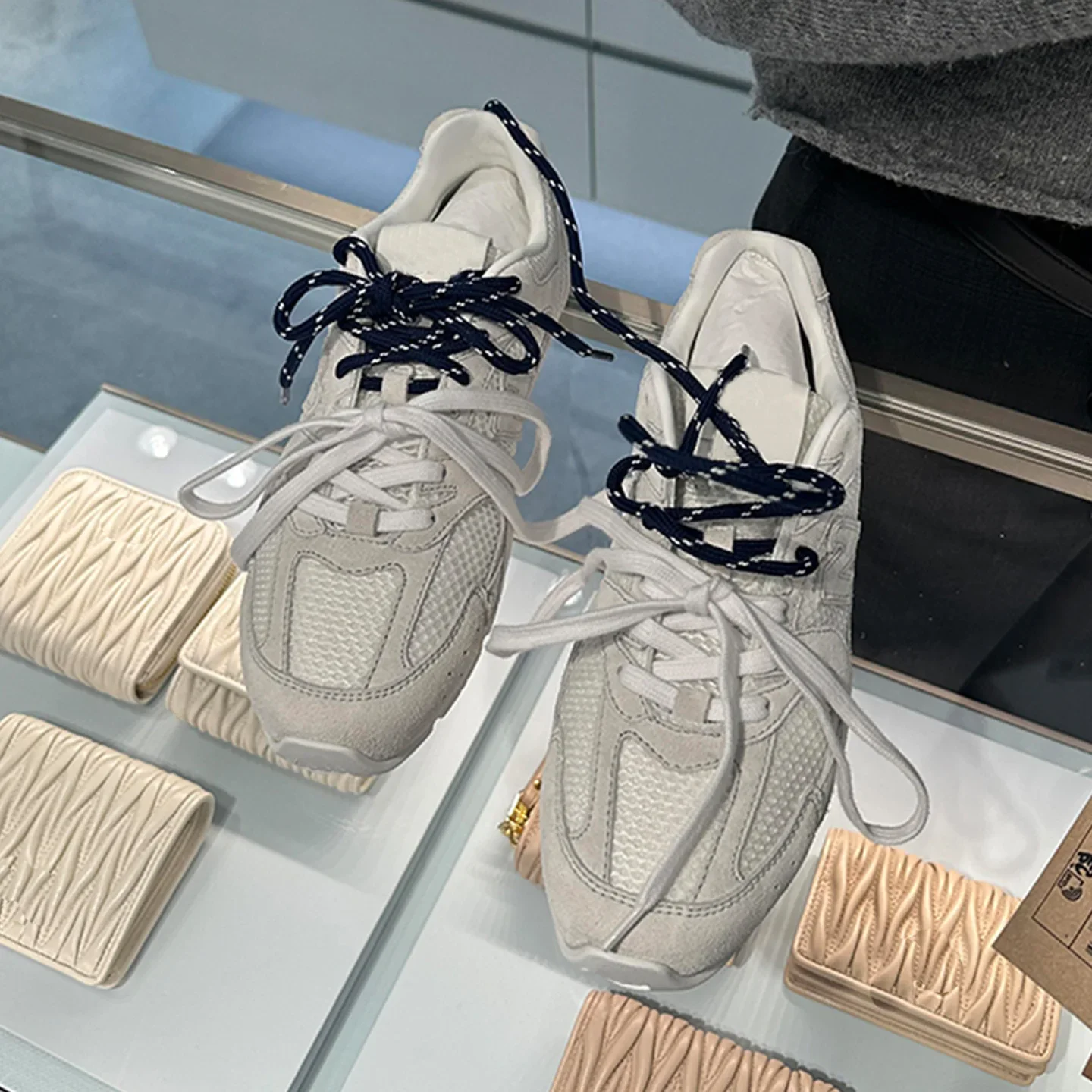 قوانغتشو الإصدار العالي Amiu التعاونية الصيف شبكة تنفس مظهر رائع Deqin المرأة 2025 نمط جديد أحذية Agan #1