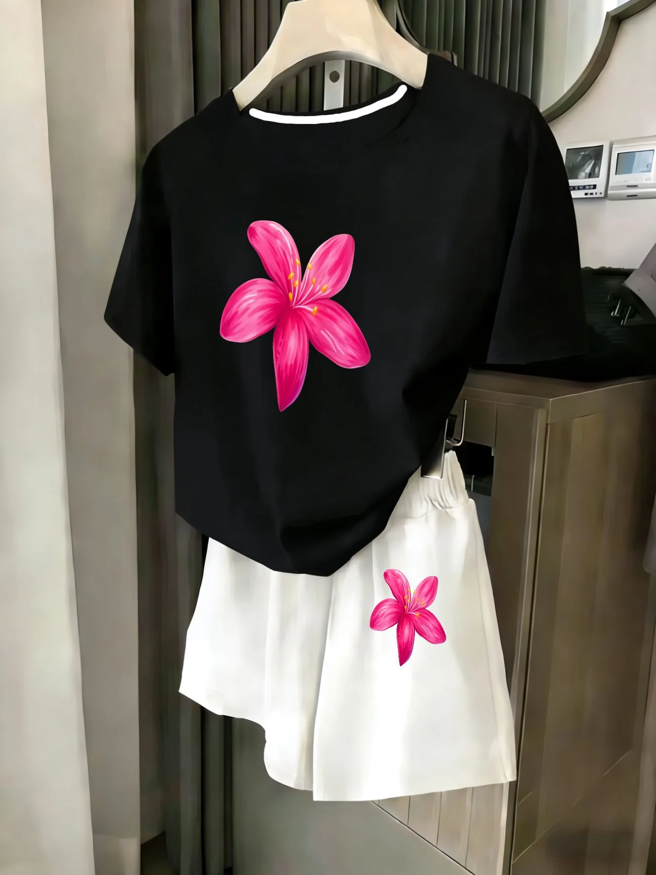 

Ladies 2-Piece Set Summer Beach Vacation Casual round Neck Short Sleeve Random Print T-Shirt Elastic Waist Shorts Suit Comfortab
