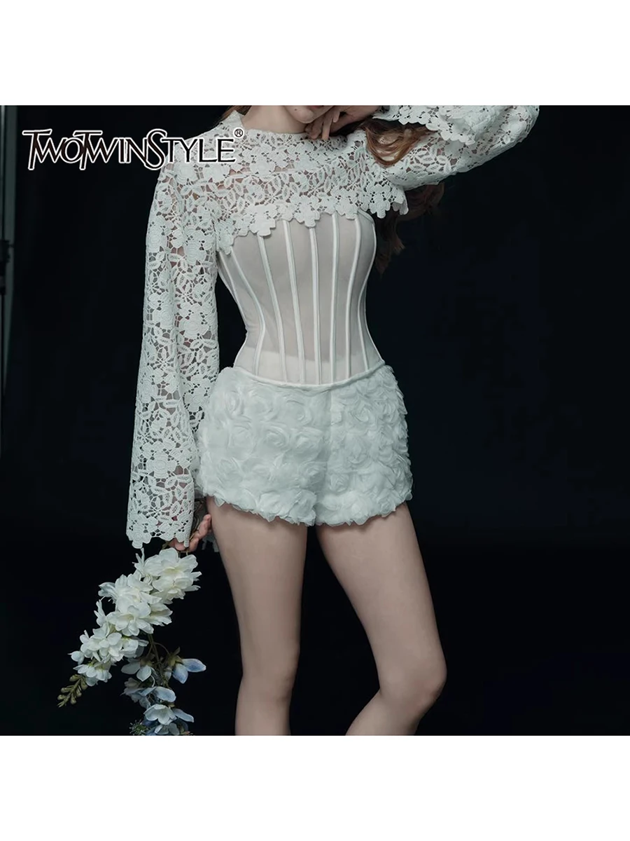

Комплект из трех предметов TWOTWINSTYLE: однотонная блузка с цветочным принтом, рубашка с длинным рукавом и сетчатые шорты с утягивающим поясом для женщин. Сексуальный комплект.