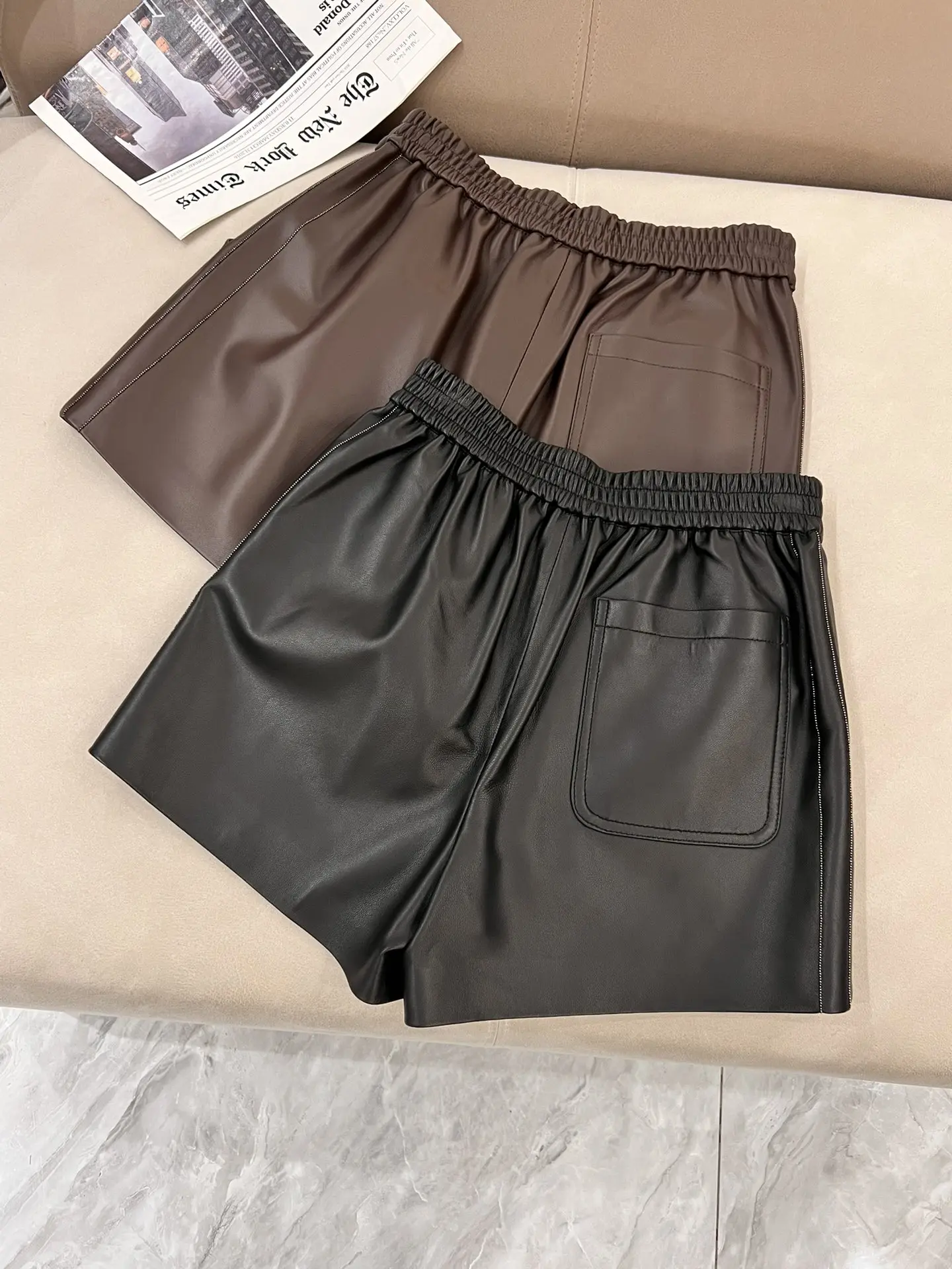 Damen-Shorts aus Schaffell mit Perlen