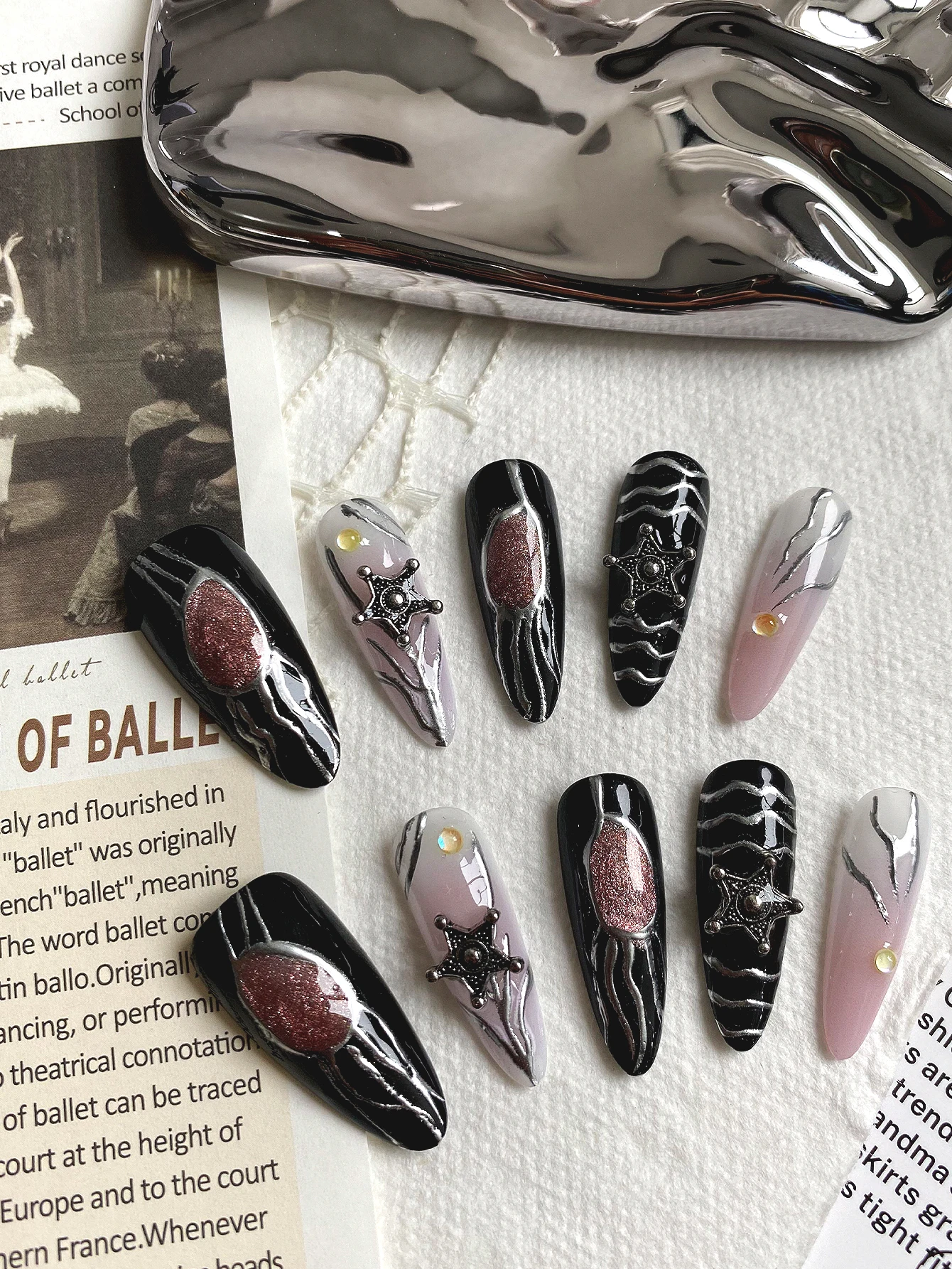 10 Pieces of Red Sparkling Mineral Crystal Pentagram Rhinestones, Medium-Long Pointed Almond-Shaped Y2K Style, Suitable for Y2K Millennial Hot Girls, Y2K Punk, Music Festivals, Street Fashion, Dark Sweet Girl Dates, Spring and Summer Personalized Outfits