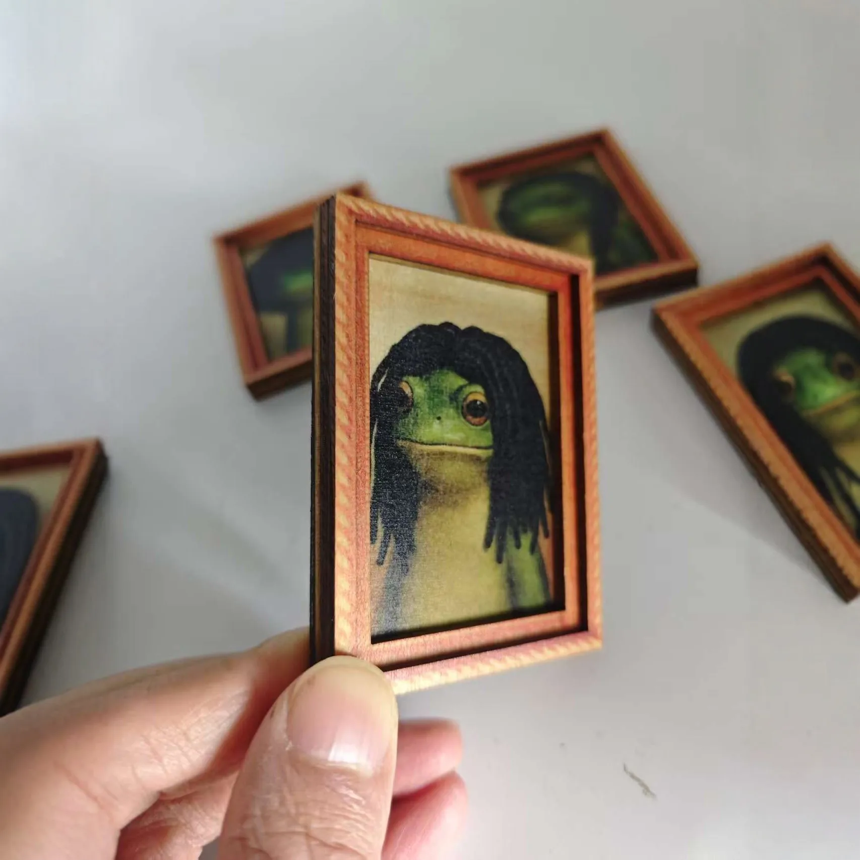 Mini Wooden Photo Frame Frog Fridge Magnet  Funny Green Frog & Haircut Artistic Sticker for Home Office Refrigerator Ornament