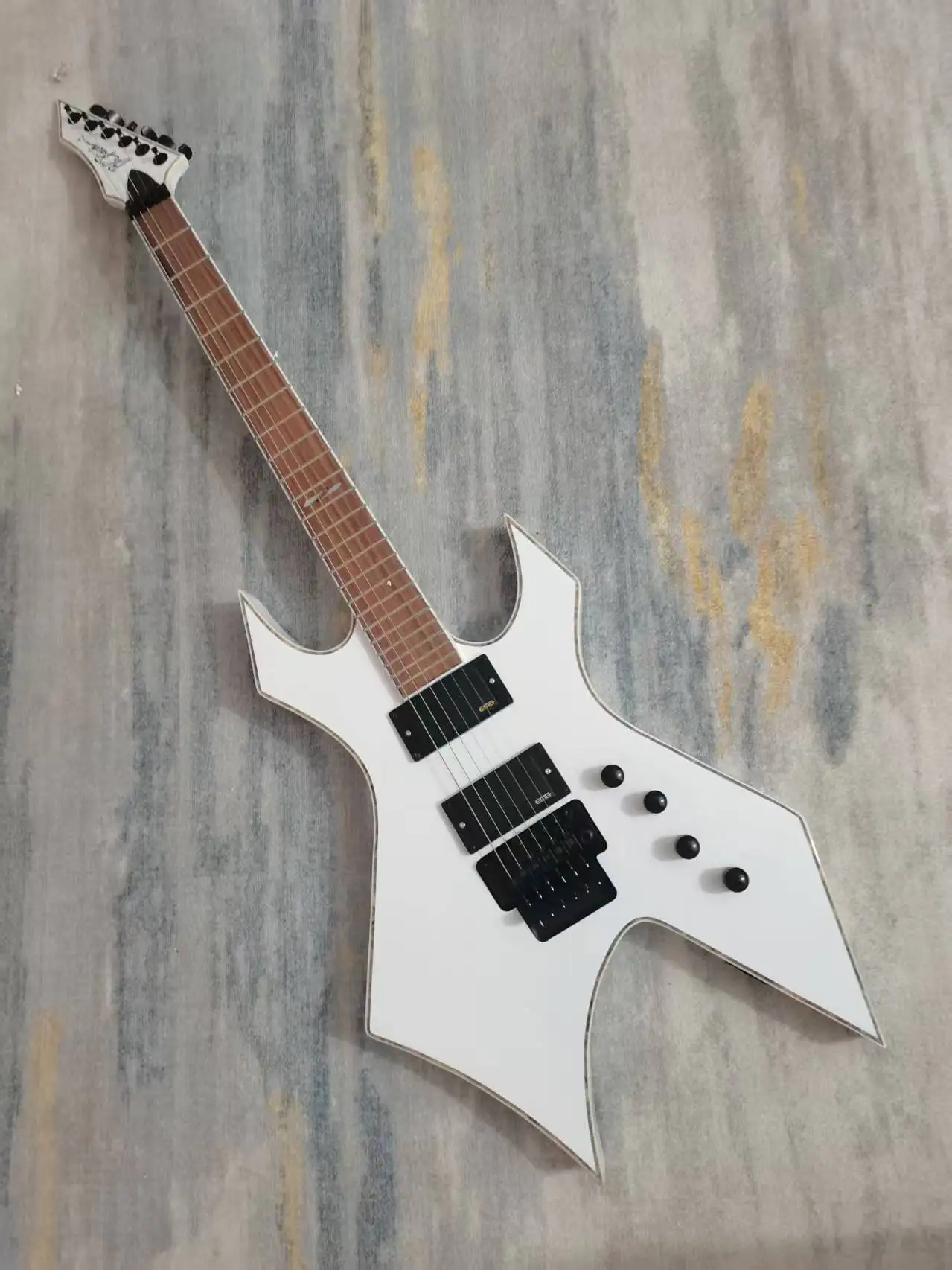 

Electric guitar, 6 strings, rosewood fingerboard, peach blossom body, black parts, vibrato system