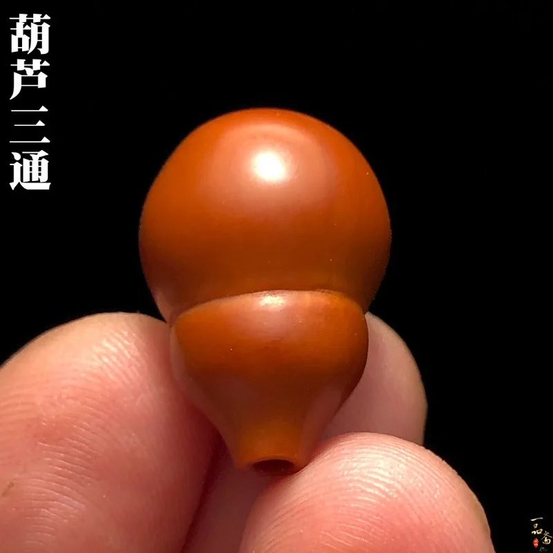 絶妙な手彫りのオリーブピットひょうたん型三面仏陀コネクターブレスレットペンダント男性用伝統的な中国の文玩幸運の象徴