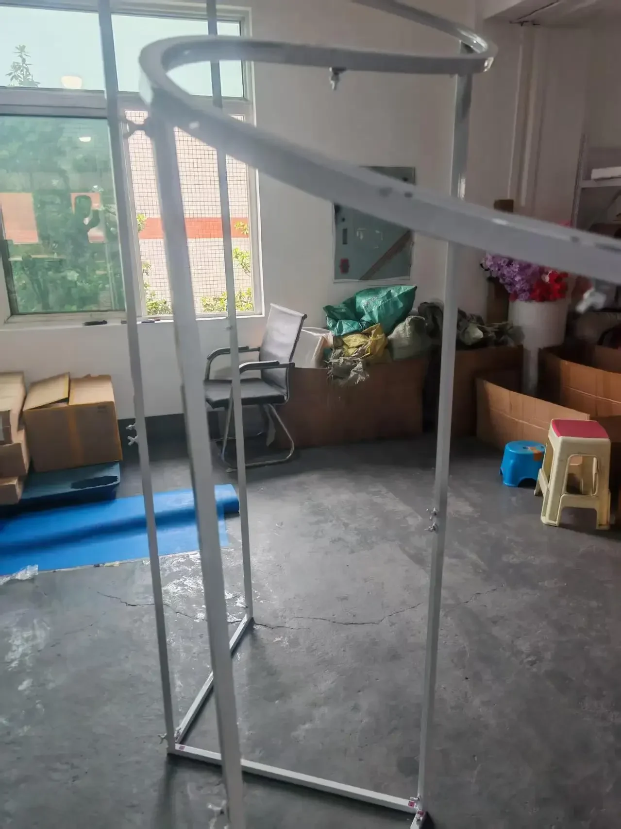 Luxuriöser Wellenförmiger Rahmen für Outdoor-Partys und Events, Dekorativer Bogen-Hintergrundständer, Maßgefertigte Hochzeitsdekoration für Zeremonien und Empfänge – Detail 9