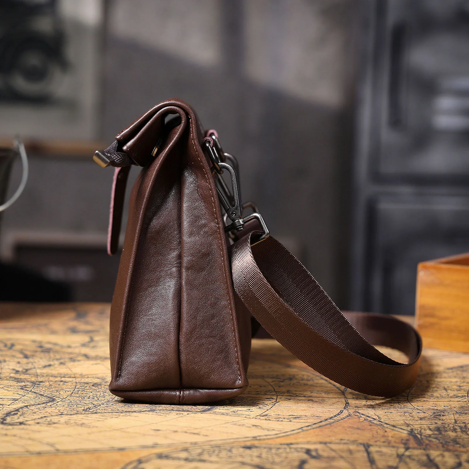 Echte Leder-Umhängetasche für Herren, Modische Brusttasche aus Rindsleder, Pflanzlich gegerbtes Leder, Unisex – Detail 19