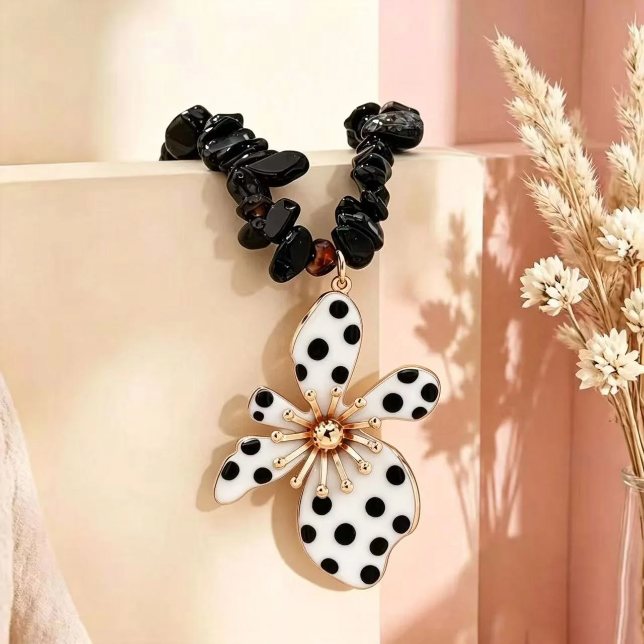 Vintage Chic Flower Shaped Black Stone Necklace Black White Polka Dot Accent for Women Girls New Travel Outfit Jewelry Accessory